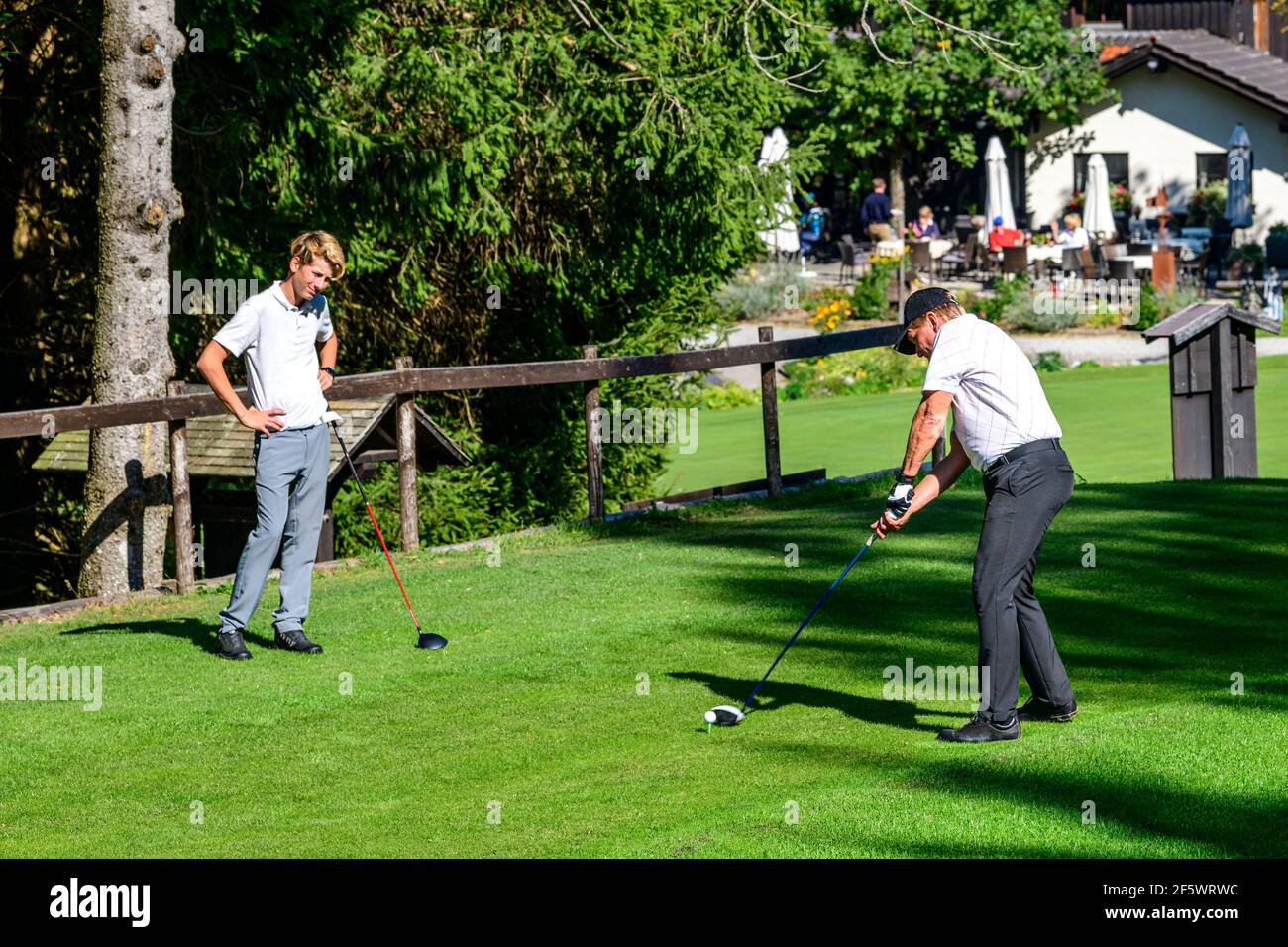 Eine Gruppe von Golfern auf einem Golfplatz im Allgäu, Golf spielen in einer wunderschönen Landschaft Stockfoto