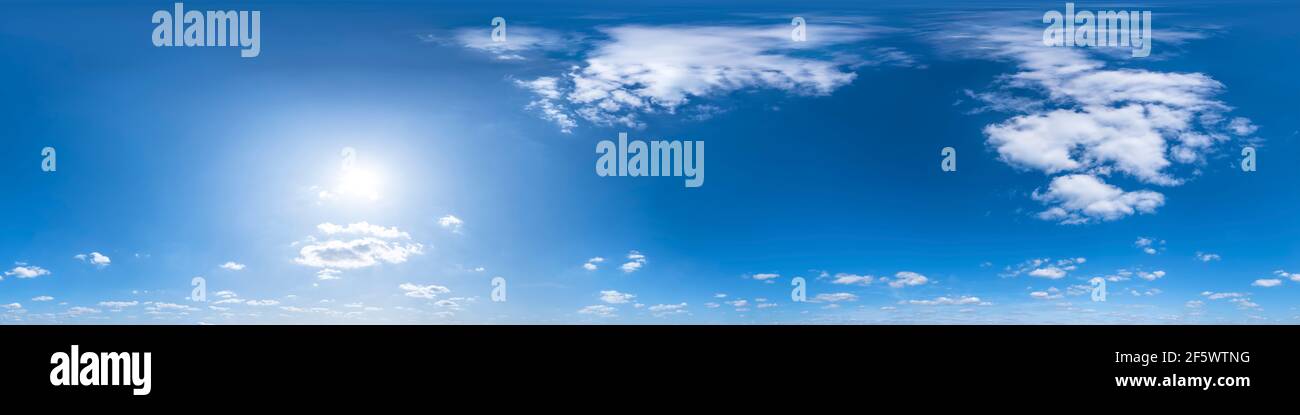 Nahtloses Panorama mit blauer 360-Grad-Ansicht und schönen Wolken für die Verwendung in 3D-Grafiken als Himmelskuppel oder für die Nachbearbeitung von Drohnenaufnahmen Stockfoto