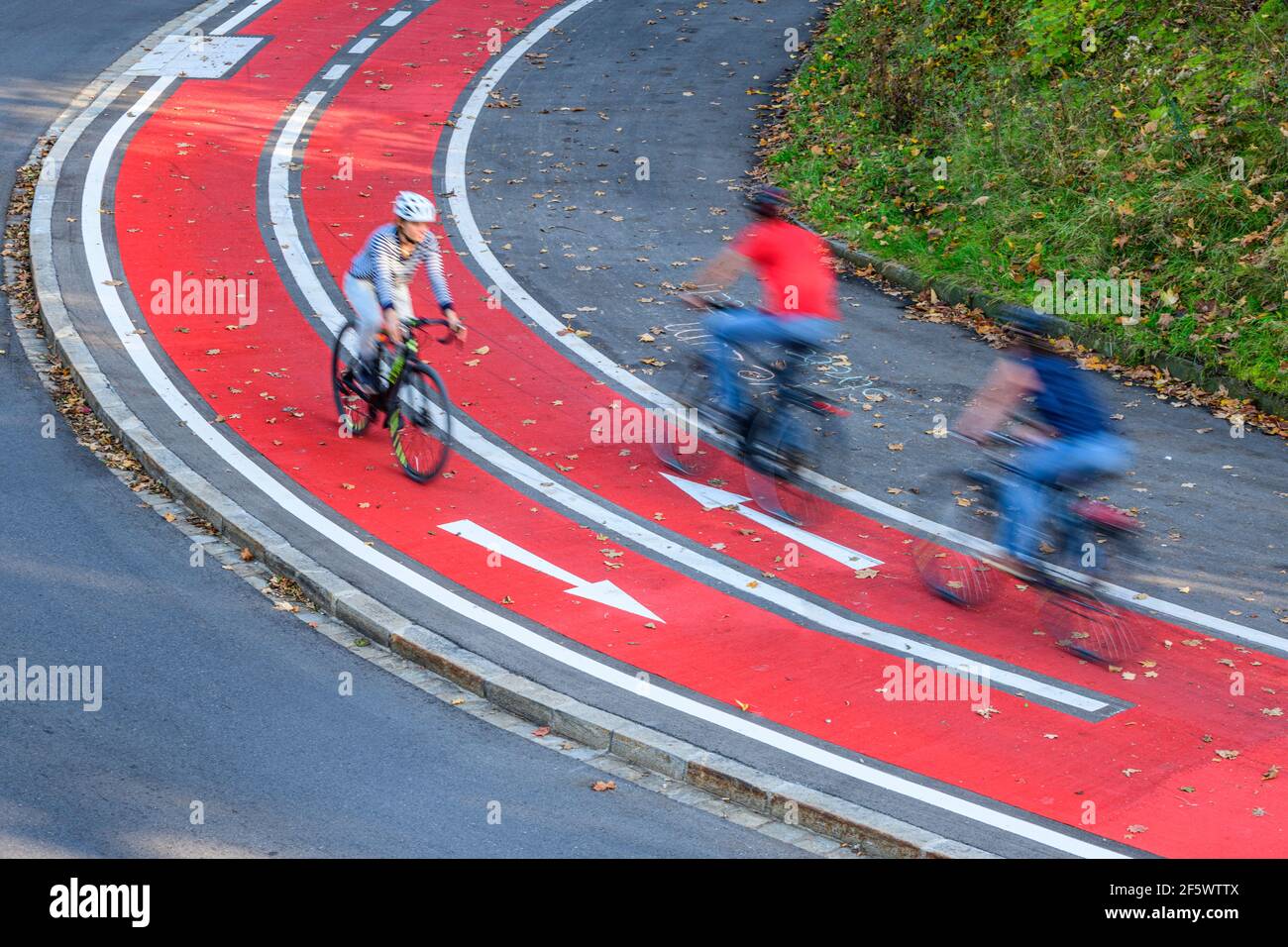 Radfahrer unterwegs auf innerstädtischer Fahrradstraße Stockfoto