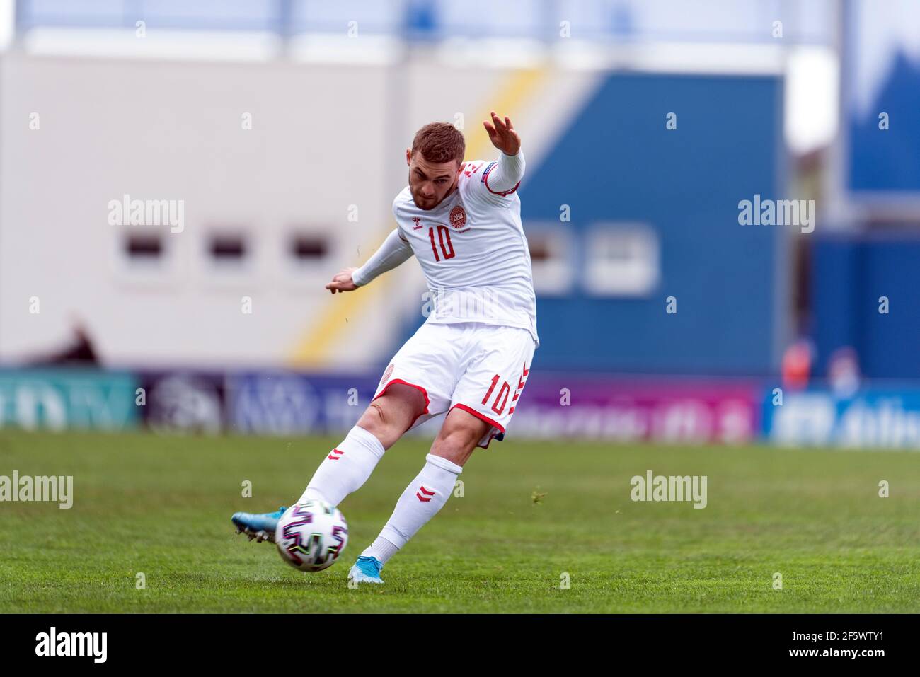 Gyor, Ungarn. März 2021, 28th. Jacob Bruun Larsen (10) aus Dänemark beim UEFA EURO U-21 Spiel zwischen Island und Dänemark im Gyirmoti Stadion in Gyor. (Foto Kredit: Gonzales Foto/Alamy Live News Stockfoto