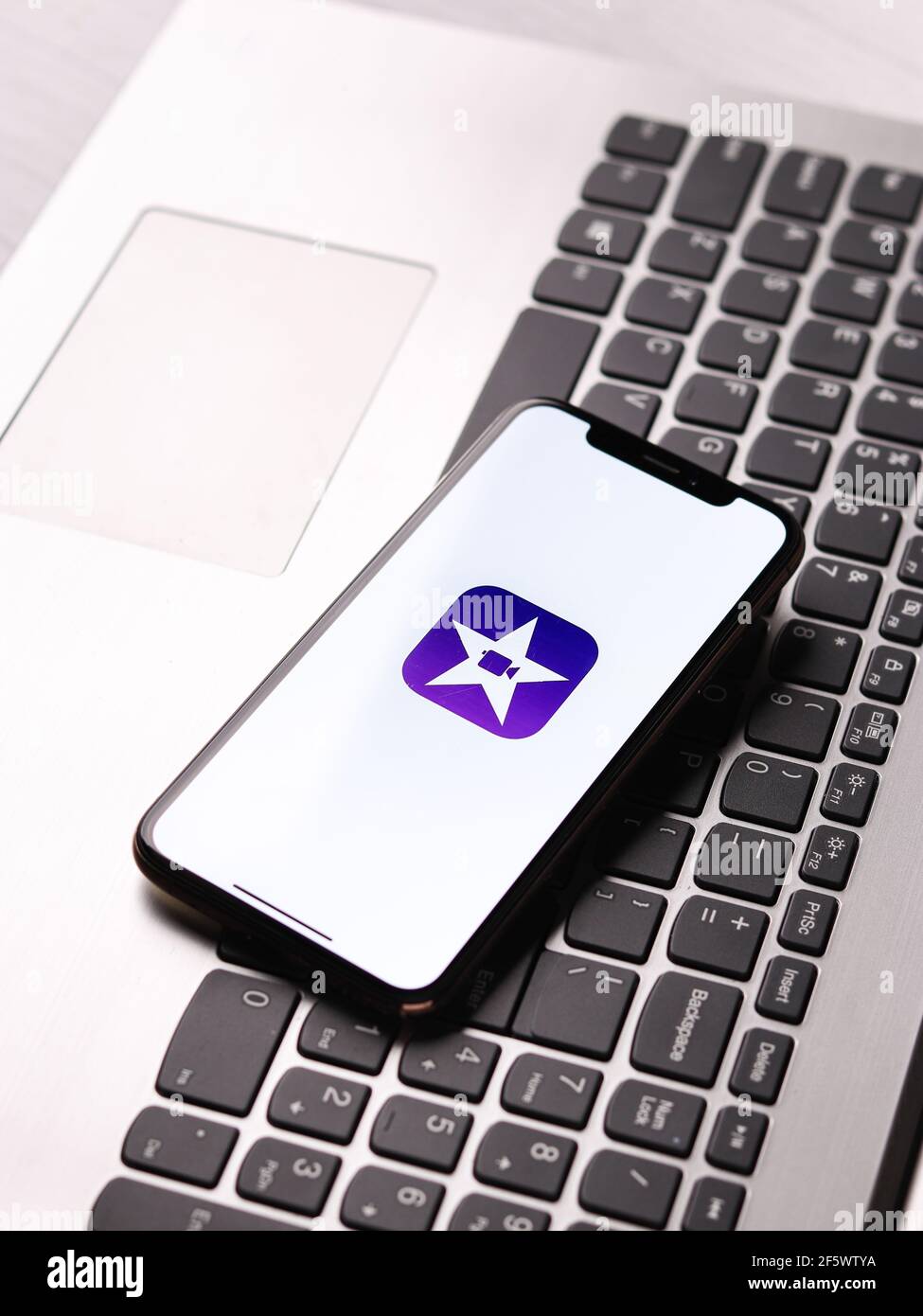 Assam, indien - März 30, 2021 : iMovie Logo auf Handy-Bildschirm Stock Bild. Stockfoto