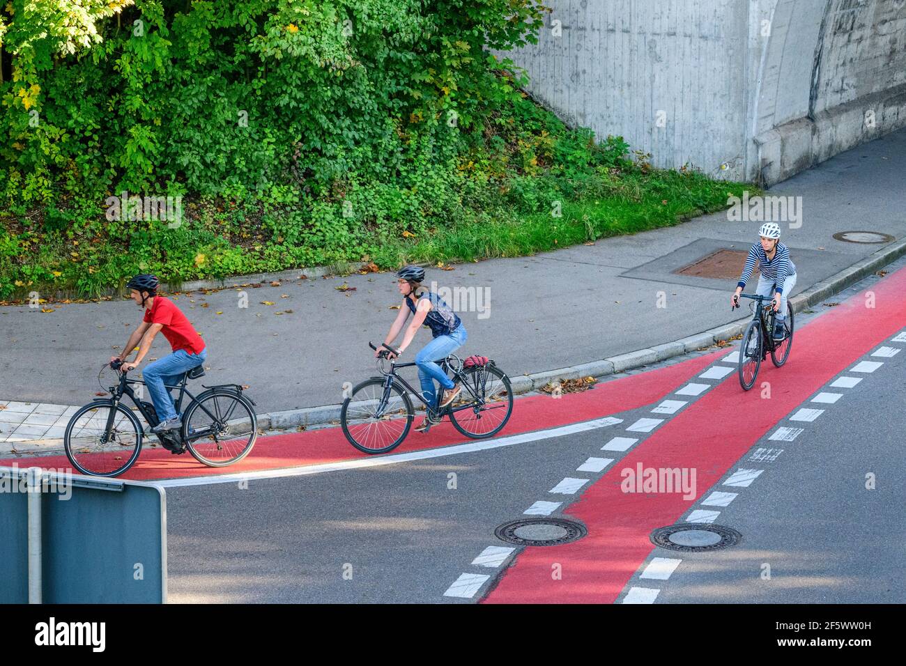 Radfahrer unterwegs auf innerstädtischer Fahrradstraße Stockfoto