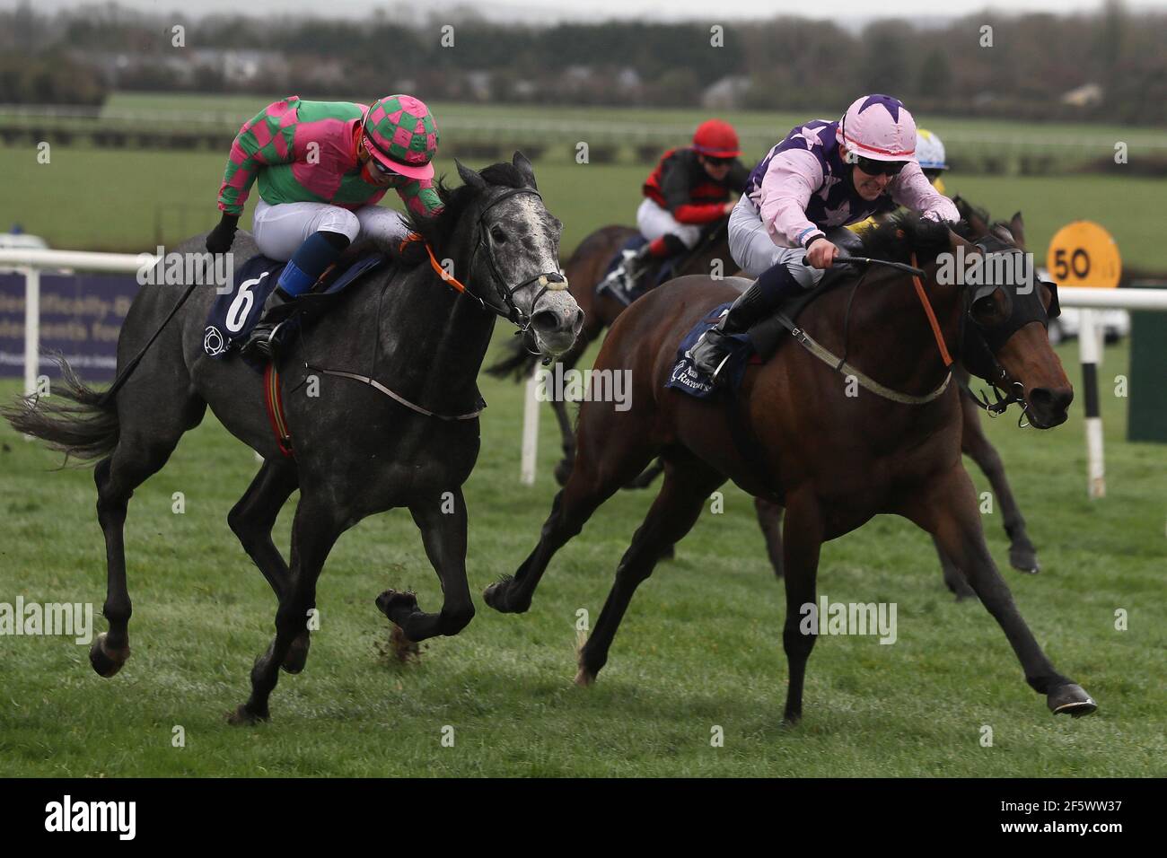Wonder Elzaam mit Luke McAteer (rechts) kommt nach Hause, um die Cappella Sansevero bei Compas Hengste Handicap auf der Naas Racecourse in der Grafschaft Kildare, Irland zu gewinnen. Bilddatum: Sonntag, 28. März 2021. Stockfoto