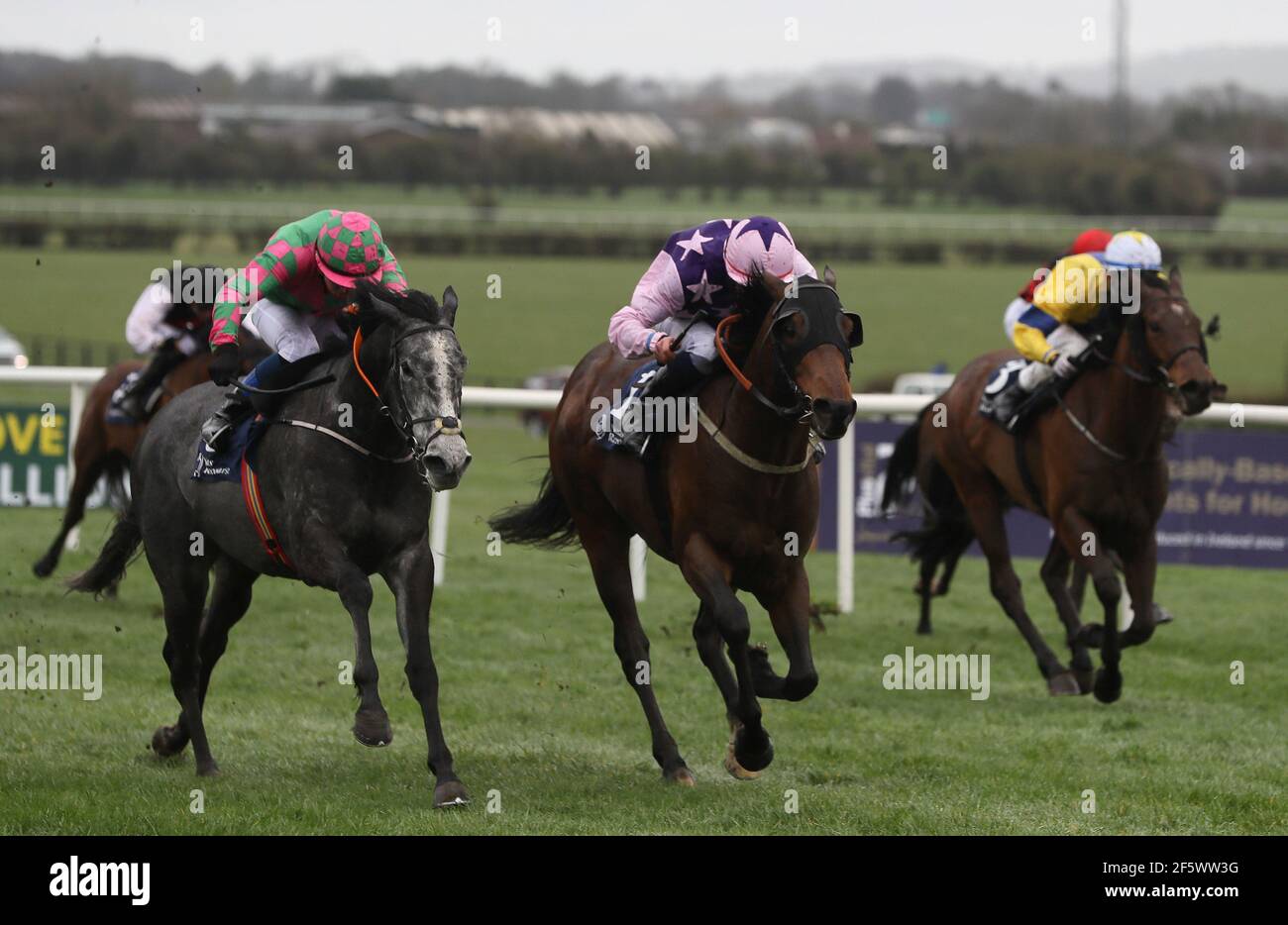 Wonder Elzaam mit Luke McAteer (Mitte) kommt nach Hause, um die Cappella Sansevero bei Compas Hengste Handicap auf der Naas Racecourse in der Grafschaft Kildare, Irland zu gewinnen. Bilddatum: Sonntag, 28. März 2021. Stockfoto