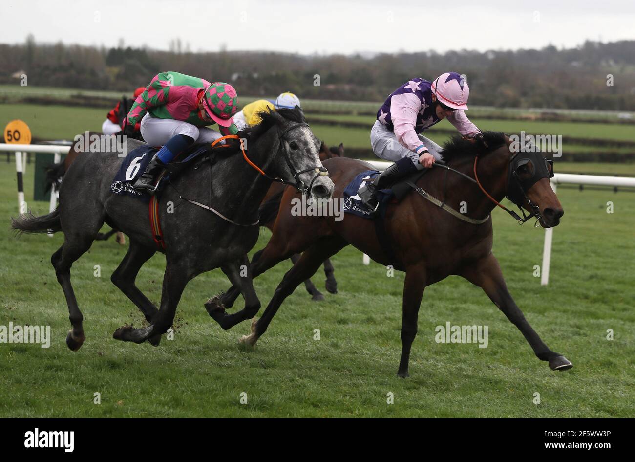 Wonder Elzaam mit Luke McAteer (rechts) kommt nach Hause, um die Cappella Sansevero bei Compas Hengste Handicap auf der Naas Racecourse in der Grafschaft Kildare, Irland zu gewinnen. Bilddatum: Sonntag, 28. März 2021. Stockfoto