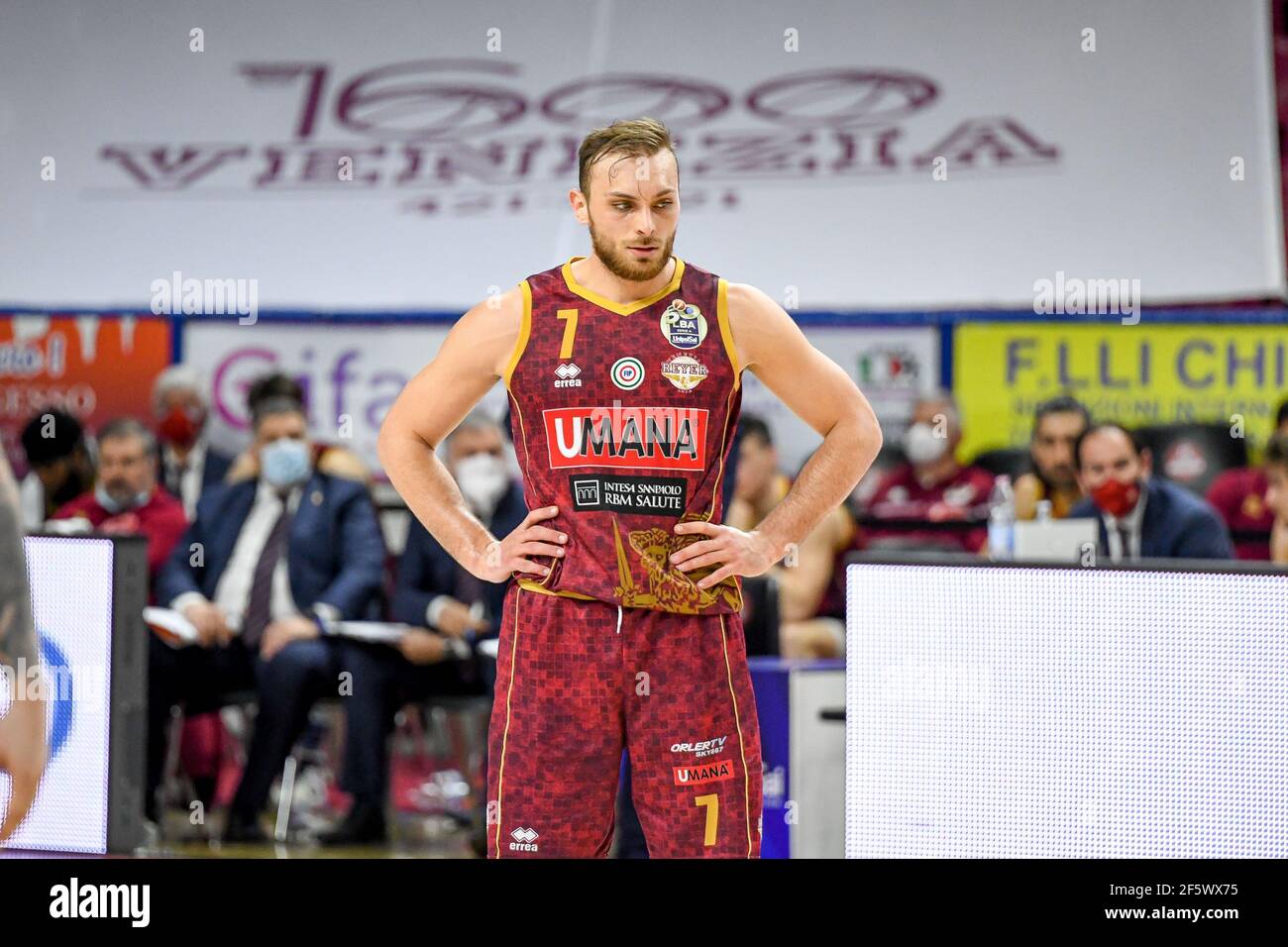 Venedig, Italien. März 2021, 28th. Andrea De Nicolao (der Kapitän von Umana Reyer Venezia) unter der Flagge von 1600 Jahre Stadt Venedig während Umana Reyer Venezia vs A/X Armani Exchange Milano, Italienische Basketball EINE Serie Meisterschaft in Venedig, Italien, März 28 2021 Kredit: Unabhängige Fotoagentur/Alamy Live Nachrichten Stockfoto