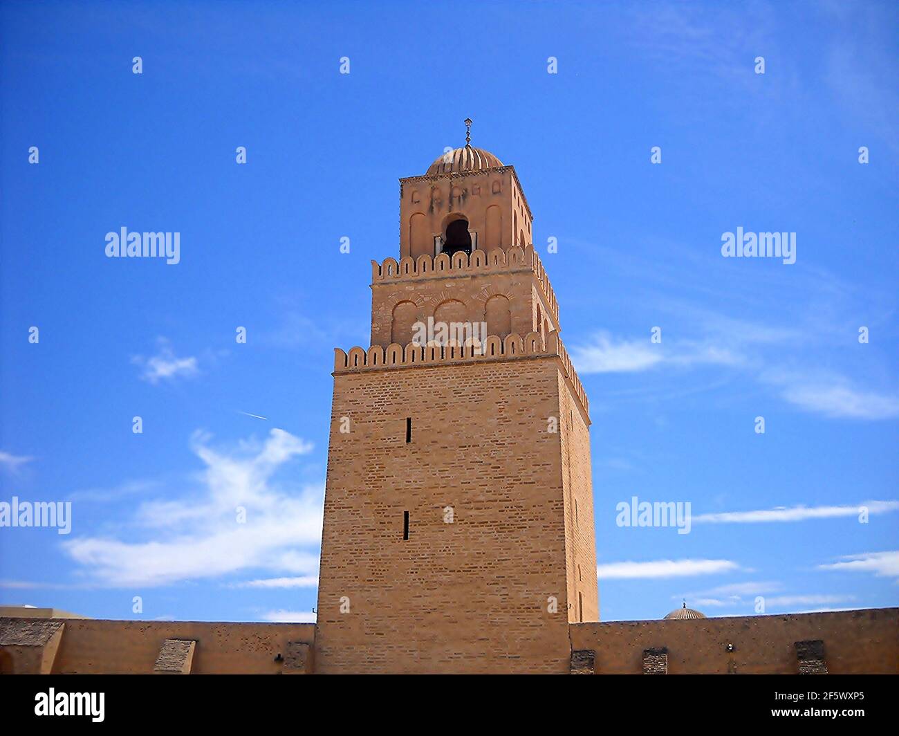 Uqba Moschee, auch bekannt als die große Moschee, wurde von ʿUqba B.. Nāfiʿ von 670 und galt als Vorbild für alle nachfolgenden Maghreb-Moscheen. Stockfoto