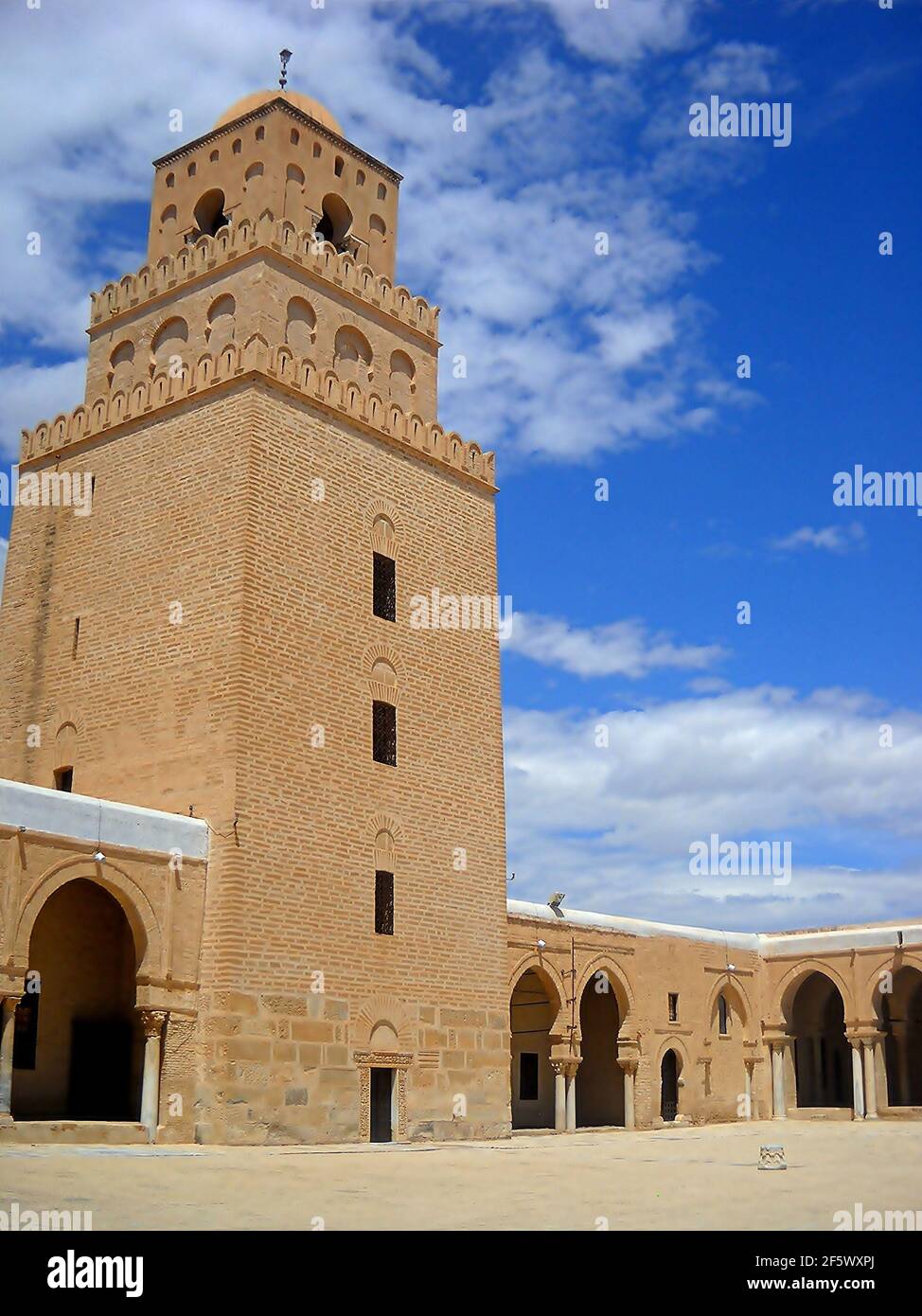 Uqba Moschee, auch bekannt als die große Moschee, wurde von ʿUqba B.. Nāfiʿ von 670 und galt als Vorbild für alle nachfolgenden Maghreb-Moscheen. Stockfoto