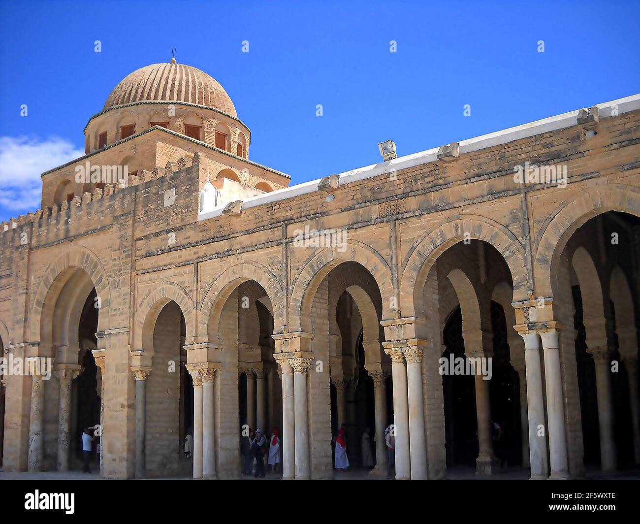 Uqba Moschee, auch bekannt als die große Moschee, wurde von ʿUqba B.. Nāfiʿ von 670 und galt als Vorbild für alle nachfolgenden Maghreb-Moscheen. Stockfoto