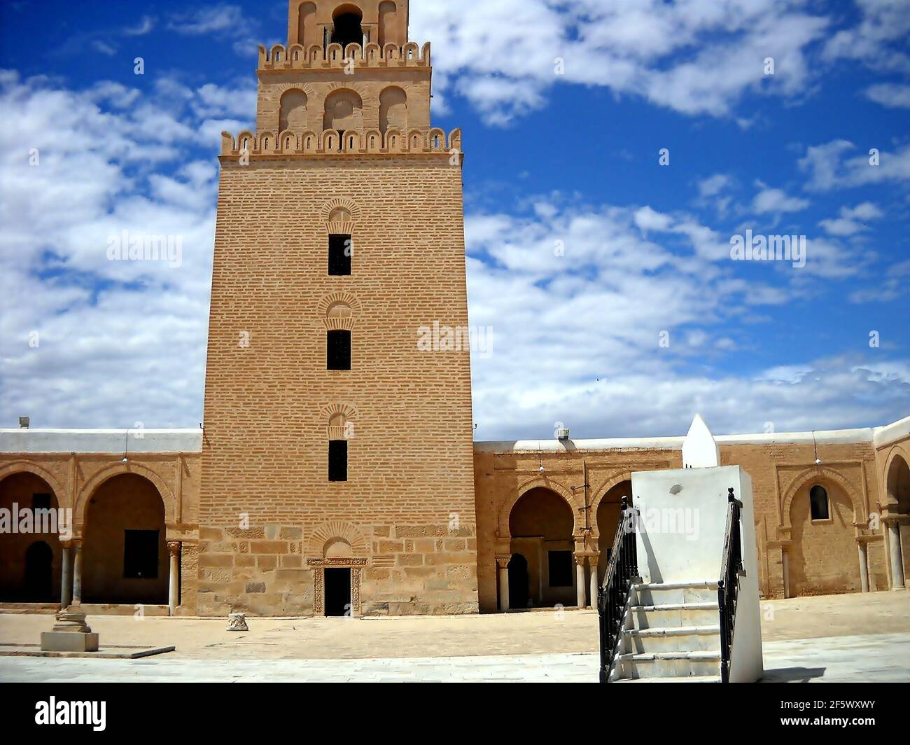 Uqba Moschee, auch bekannt als die große Moschee, wurde von ʿUqba B.. Nāfiʿ von 670 und galt als Vorbild für alle nachfolgenden Maghreb-Moscheen. Stockfoto