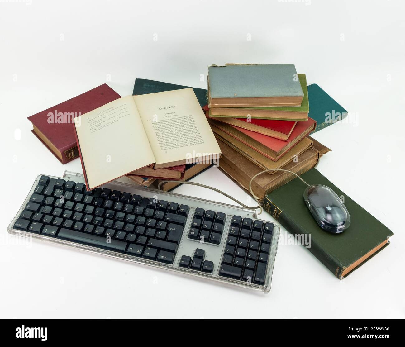 Apple Keyboard und Old English Gedicht Vintage Bücher auf weiß Hintergrund Stockfoto