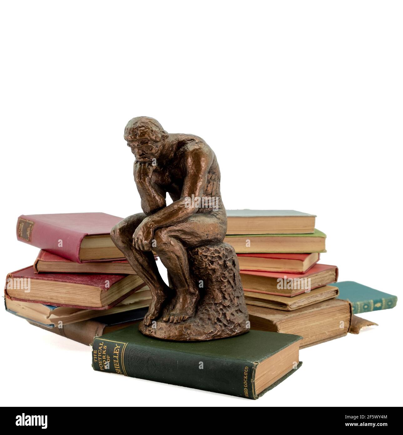 Denker Mann Statue vor alten Vintage-Bücher mit weiß Hintergrund Stockfoto