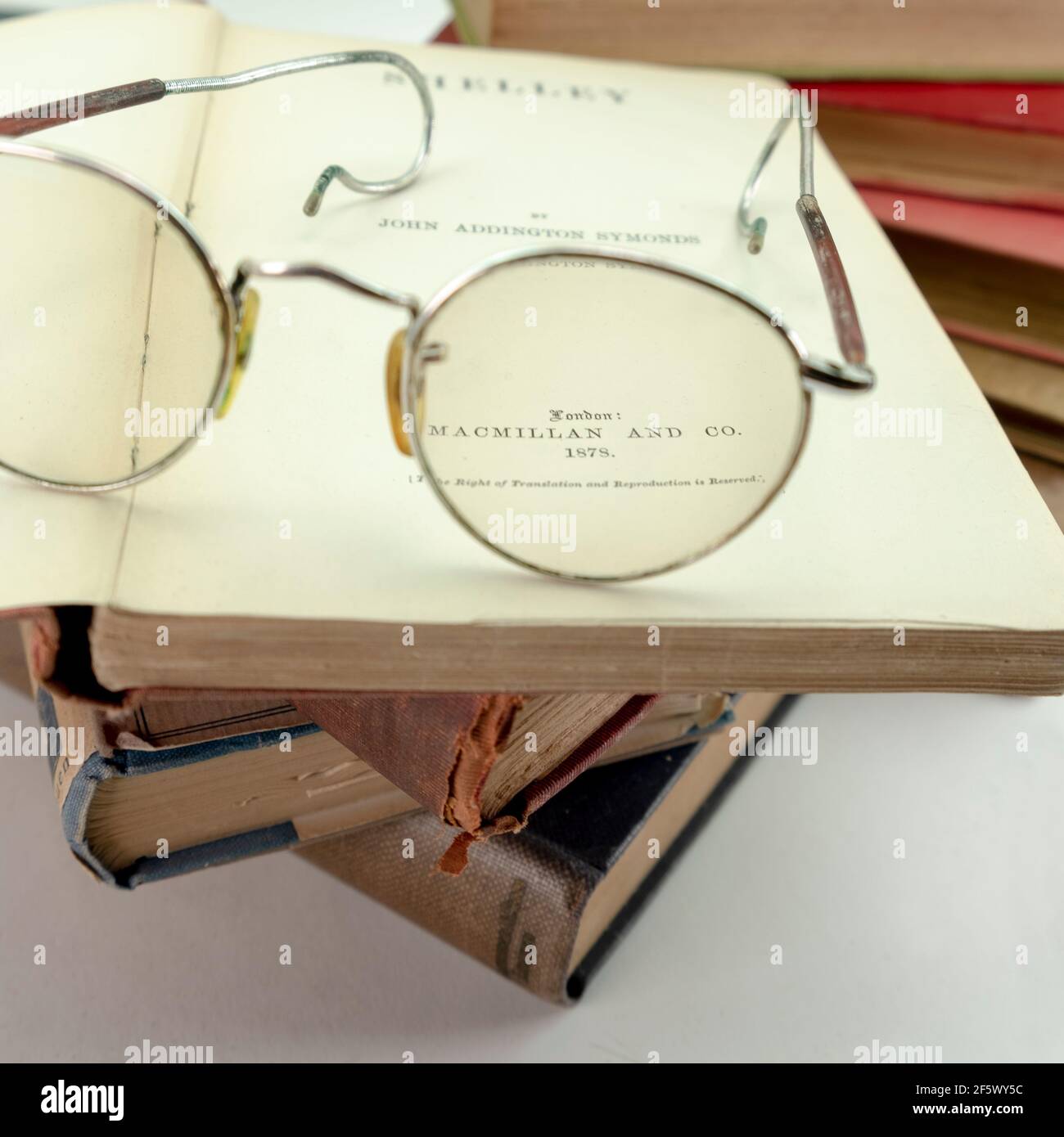 Seltene alte Vintage-Bücher aus der Bibliothek Shelley Gedichte, oben auf einer alten Brille auf weißem Hintergrund Stockfoto