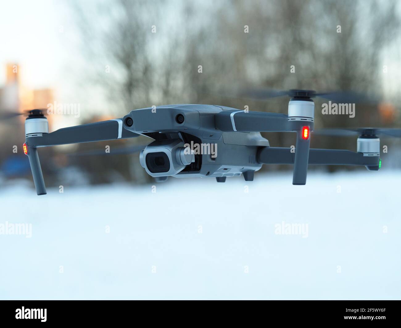 Die Drohne fliegt in der Luft. Foto-Video Luftaufnahmen. Stockfoto