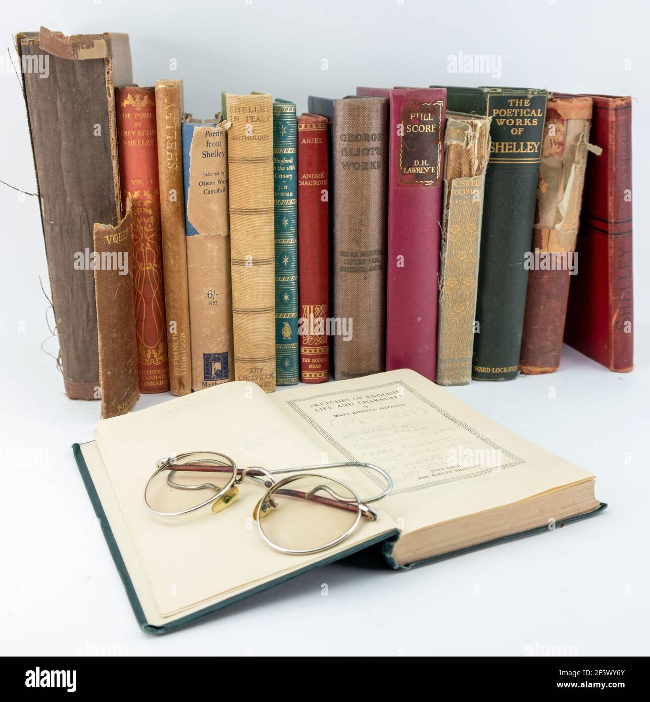 Black & White Seltene alte Vintage-Bücher aus der Bibliothek Shelley Gedichte, oben auf einer alten Brille auf weißem Hintergrund Stockfoto