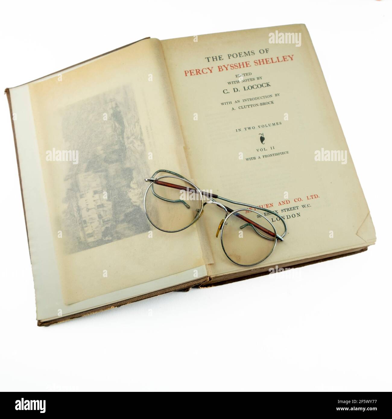 Black & White Seltene alte Vintage-Bücher aus der Bibliothek Shelley Gedichte, oben auf einer alten Brille auf weißem Hintergrund Stockfoto