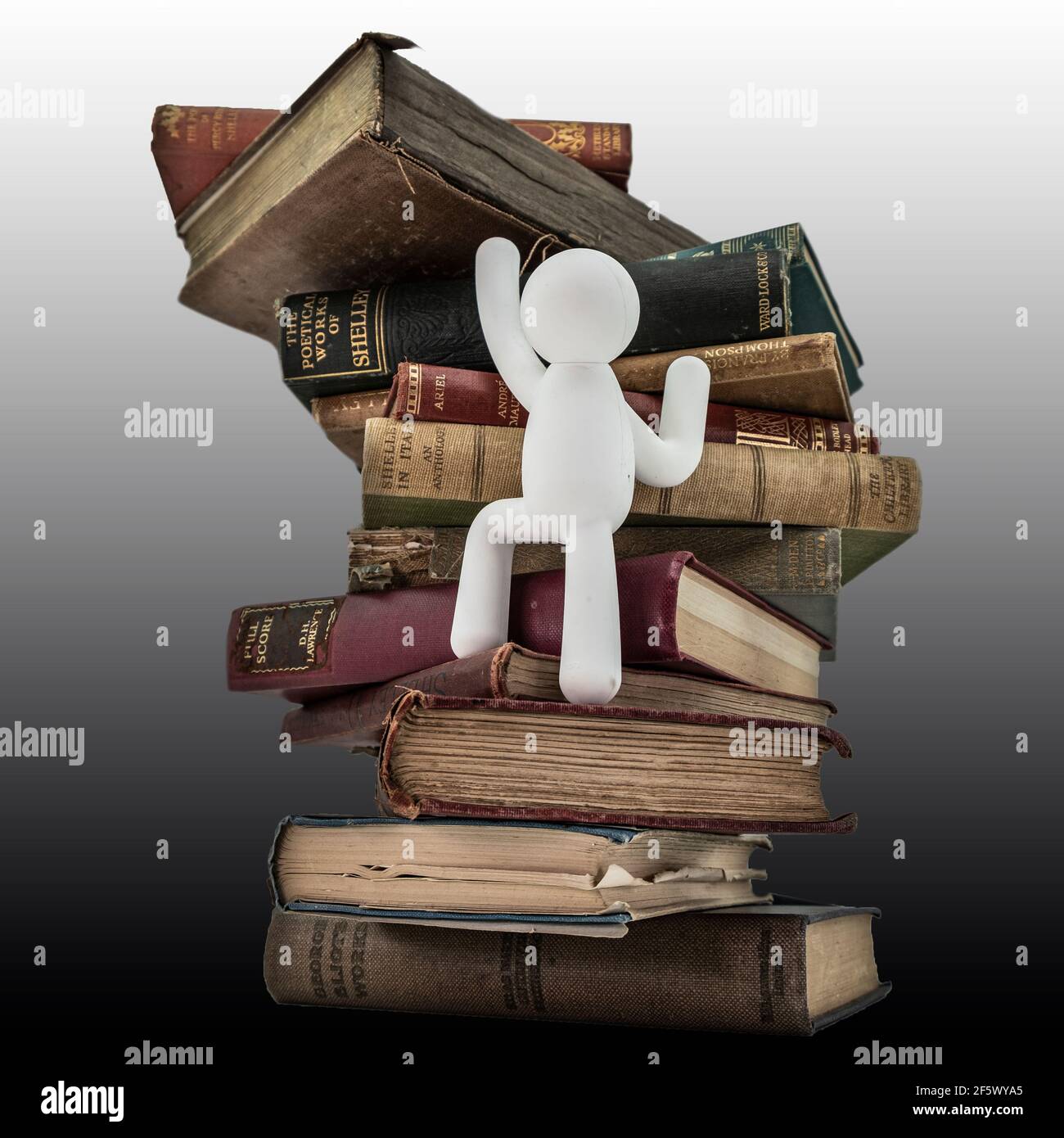 Weiße Statue klettert hinter der Bühne auf alte englische seltene Vintage-Bücher Weißer Hintergrund Stockfoto