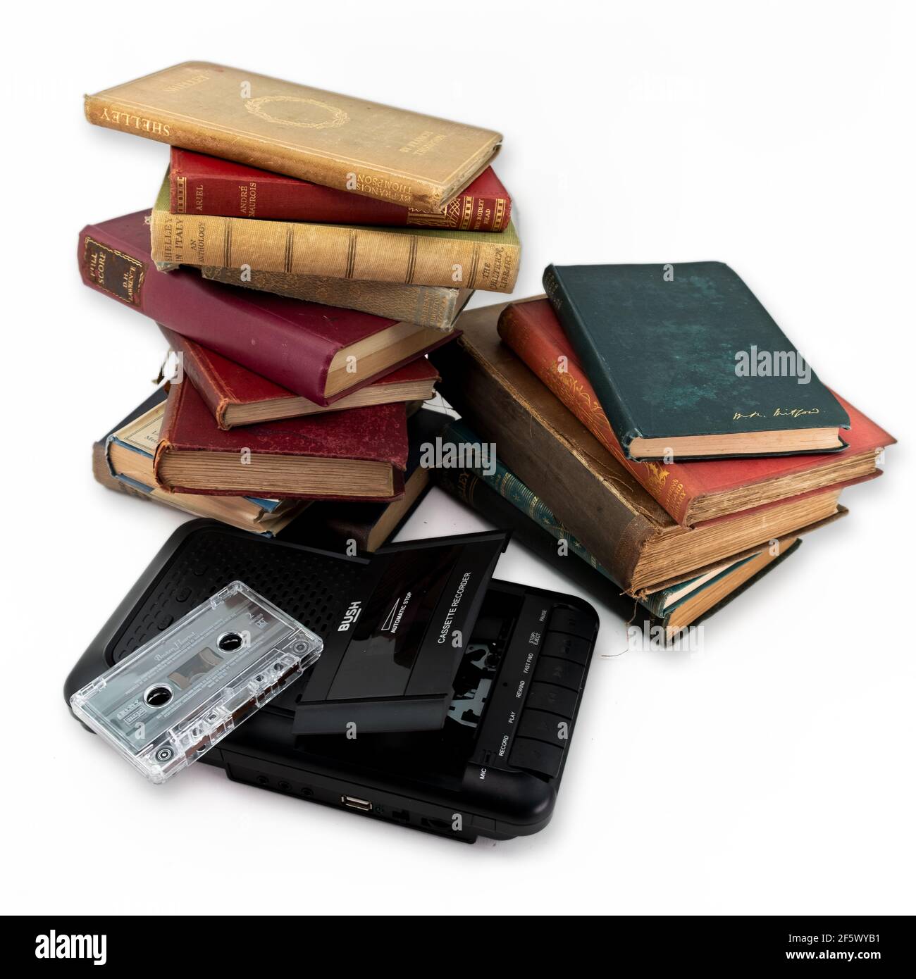 Gedicht alte Vintage Bücher und Bush Kassettenspieler auf weiß Hintergrund Stockfoto