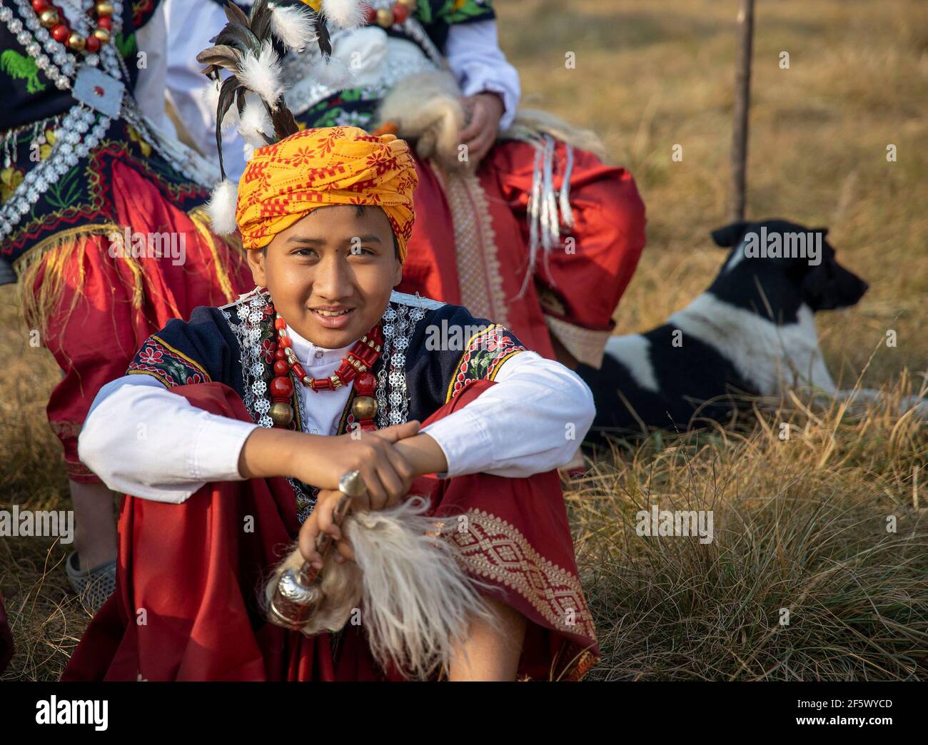 Shillong, Meghalaya, Indien. März 2021, 28th. Prople sah ihre traditionelle Kleidung während der Nongkrem Tanzzeremonie im Mawmyrsiang Dorf East Khasi Hills Bezirk in Meghalaya, Indien statt. Nongkrem Dance Festival wird durchgeführt, um die allmächtige Göttin Ka Bleii Synshar für eine reiche Stoßstange Ernte und Wohlstand des Volkes zu beschwichtigen. Kredit: Vikramjit Kakati/ZUMA Wire/Alamy Live Nachrichten Stockfoto