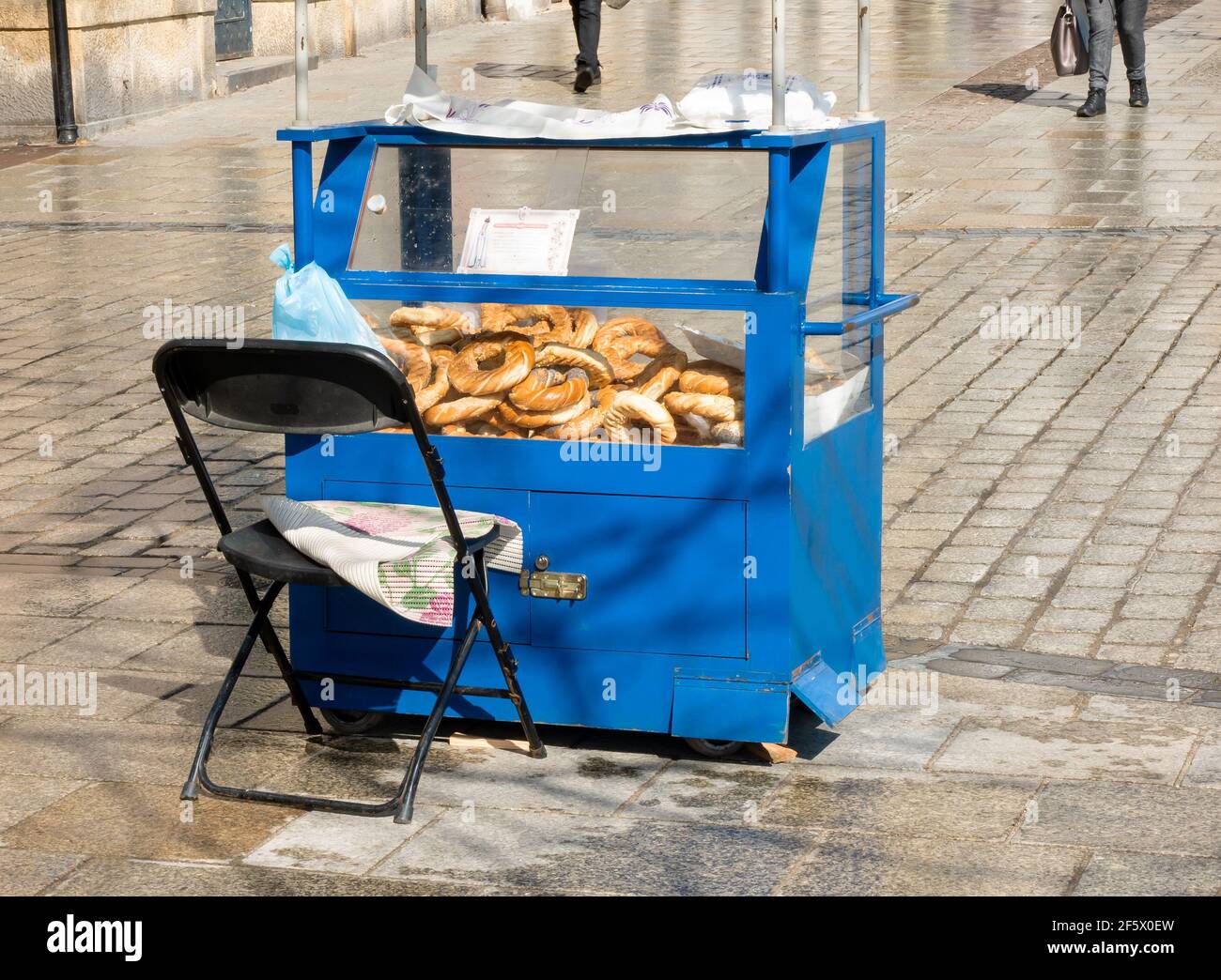 Krakau, Altstadt polieren Bagels, Brezles, Obwarzanki Street Food Stand in der Nähe, niemand. Verkauf obwarzanek krakowski, polnische nationale regionale Küche Stockfoto