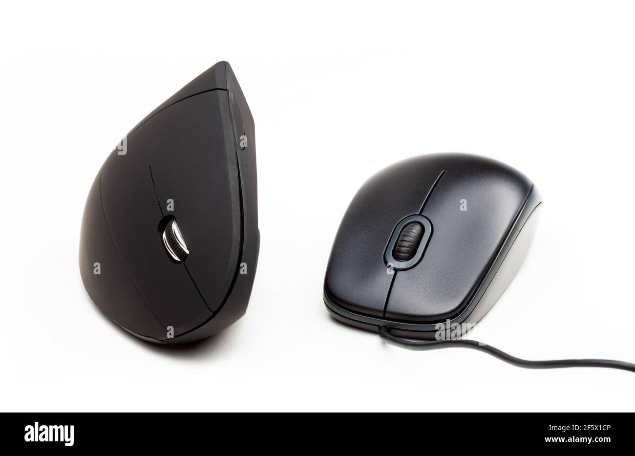 Herkömmliche Desktop-PC-Maus und eine ergonomische kabellose Computermaus, nebeneinander Vergleich, isoliert auf Weiß. Handgelenk Schmerzlösungen, besser altern Stockfoto
