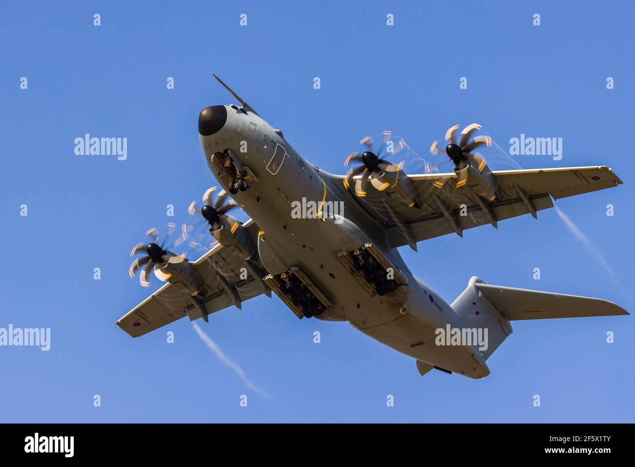 CEFN SIDAN, WALES - MÄRZ 25 2021: Ein Royal Air Force Airbus A400M 'Atlas' Militärtransportflugzeug übt taktische Landungen an einem Strand aus Stockfoto