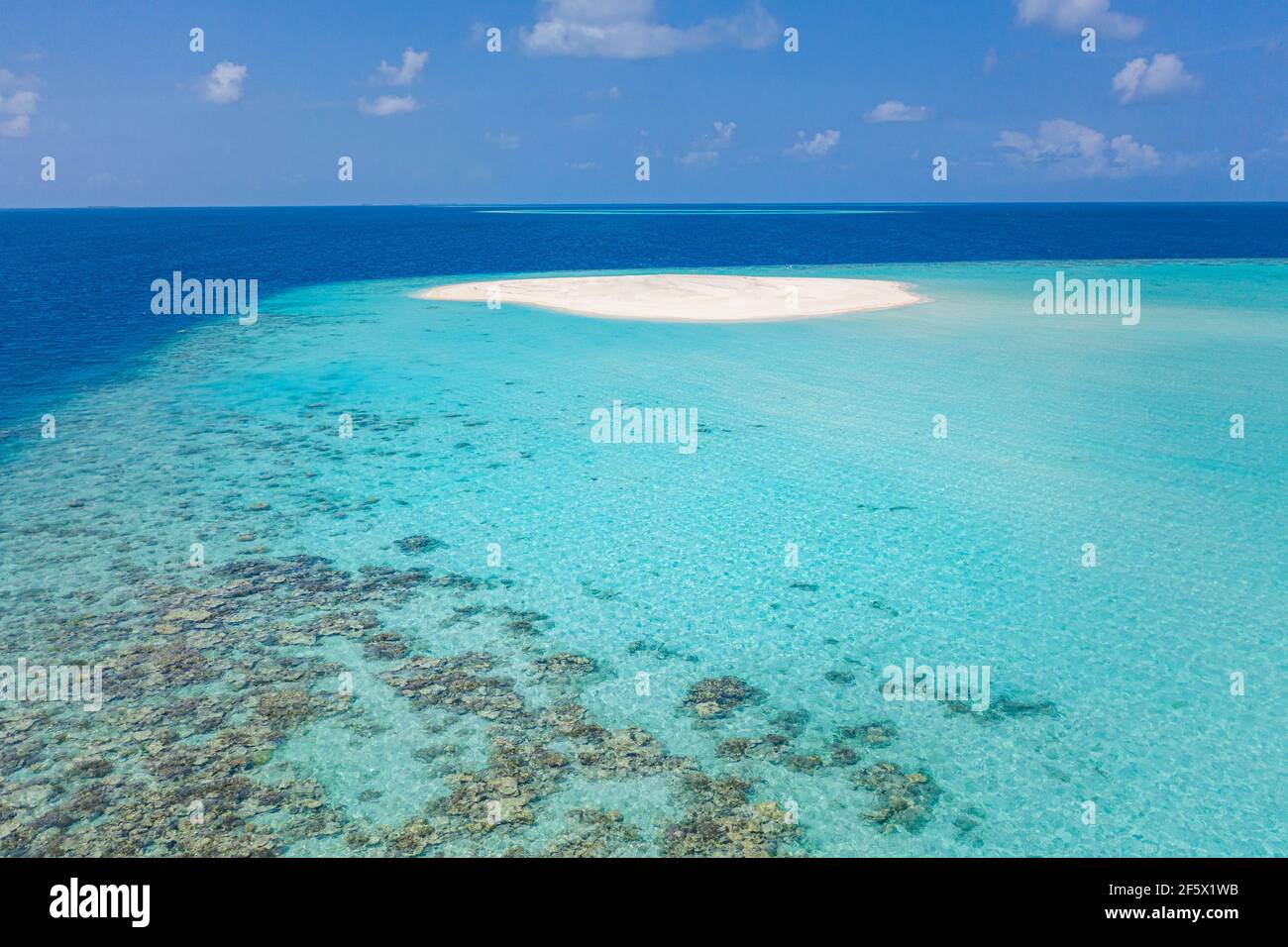 Schönes Luftbild von exotischer Sandbank, idyllischer tropischer Strandlandschaft, blauen Wellen und weißem Sand. Romantische und entspannende Sommerstimmung Stockfoto