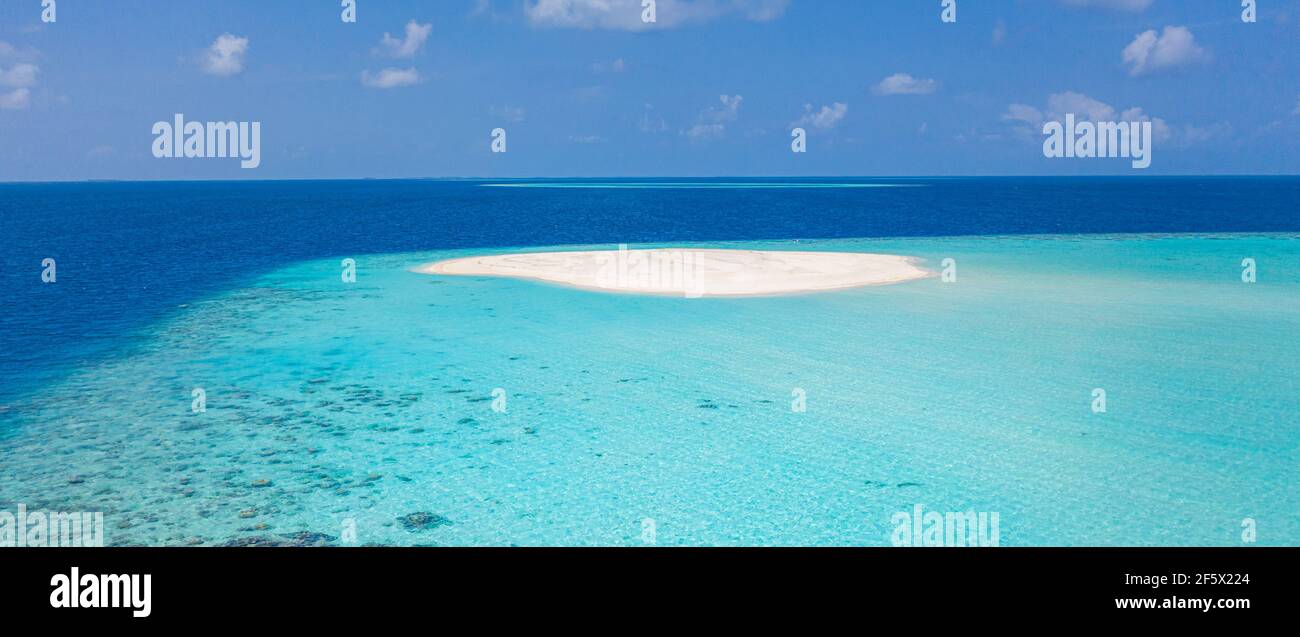 Schönes Luftbild von exotischer Sandbank, idyllischer tropischer Strandlandschaft, blauen Wellen und weißem Sand. Romantische und entspannende Sommerstimmung Stockfoto