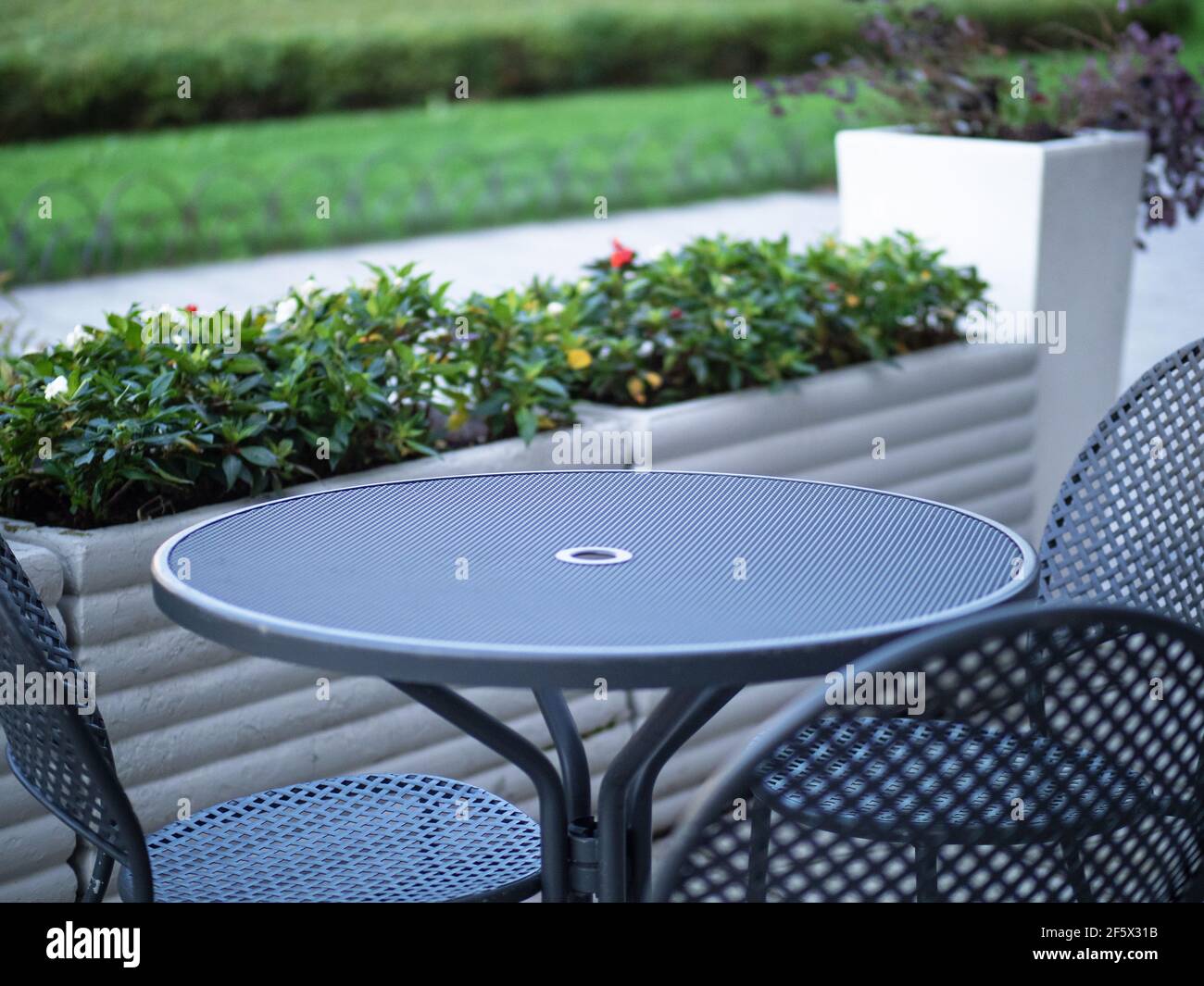 Leerer Couchtisch eines gemütlichen Restaurants im Freien Stockfoto