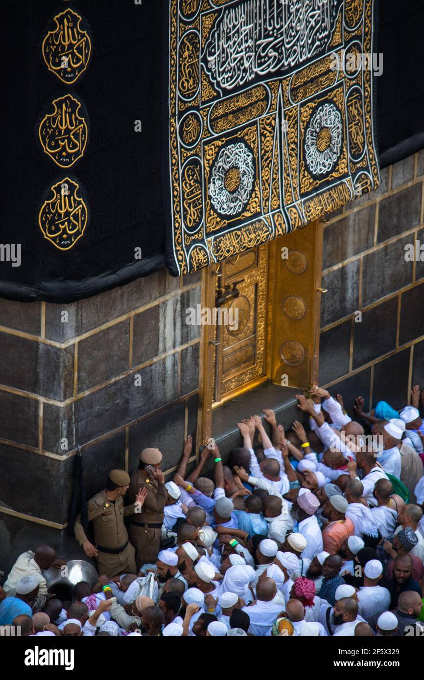 Multazam - die Tür von Kaaba. Menschenmassen, die versuchen, die Türen der Heiligen Kaaba in Masjid Al Haram zu berühren. Stockfoto
