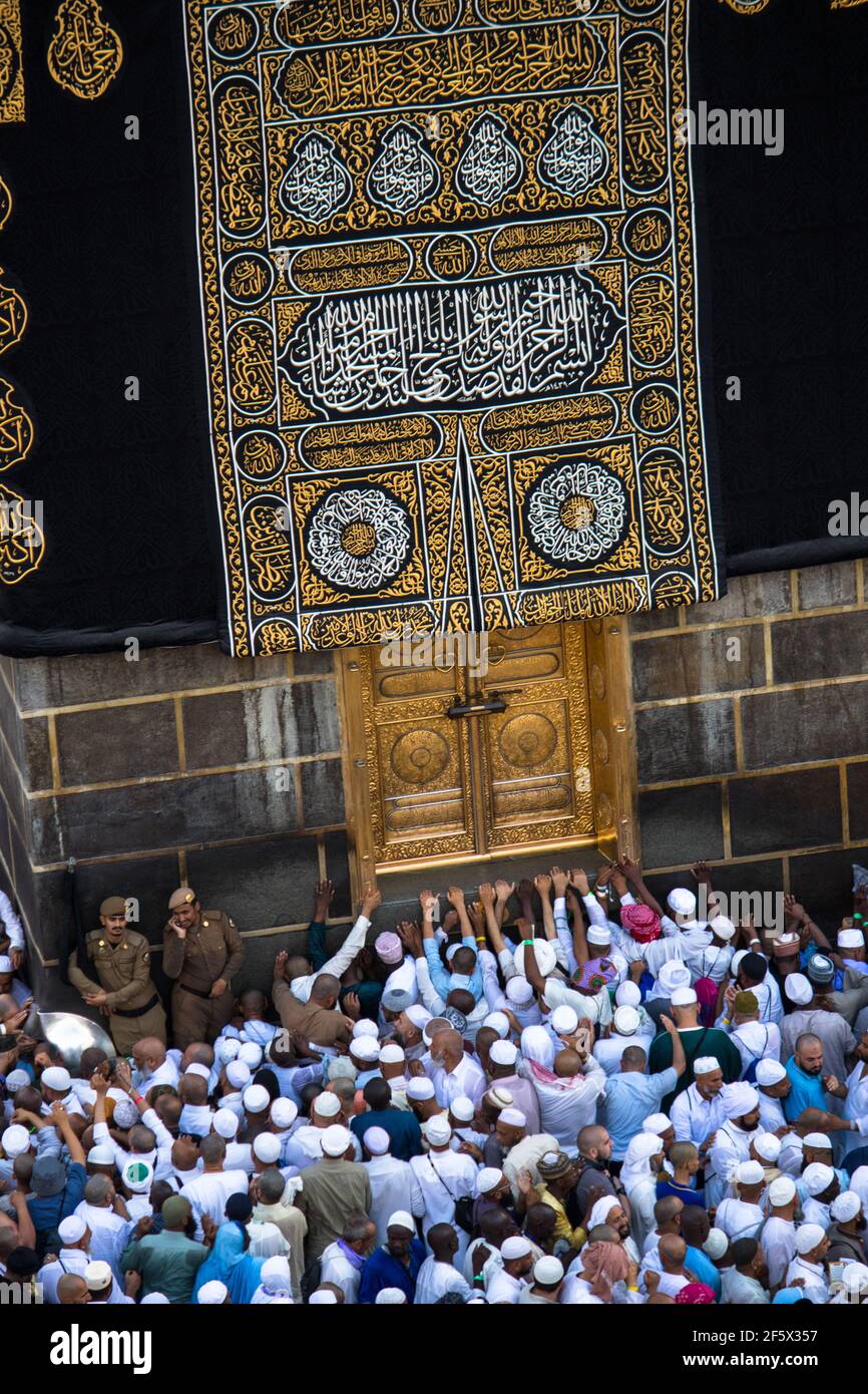 Multazam - die Tür von Kaaba. Menschenmassen, die versuchen, die Türen der Heiligen Kaaba in Masjid Al Haram zu berühren. Stockfoto