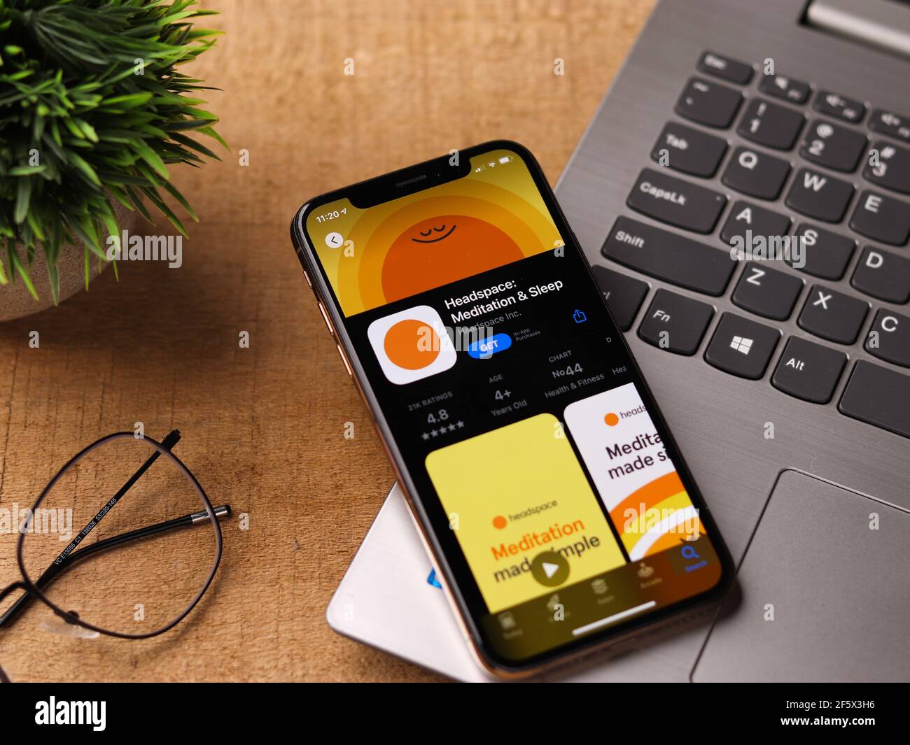 Assam, indien - 30. März 2021 : Headspace Logo auf Handy-Bildschirm Stock Bild. Stockfoto