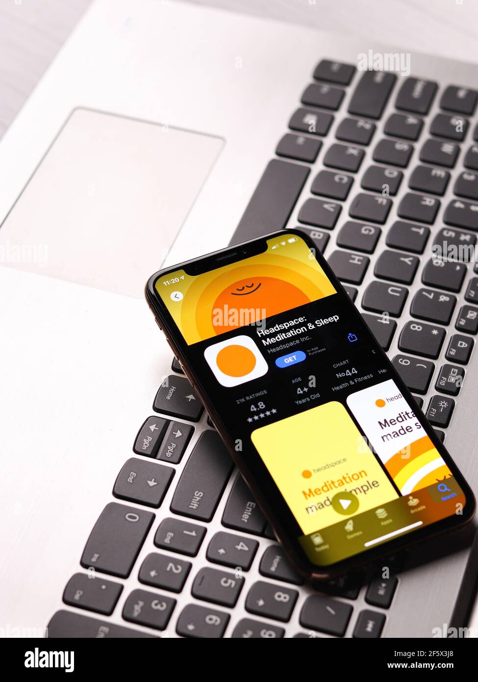 Assam, indien - 30. März 2021 : Headspace Logo auf Handy-Bildschirm Stock Bild. Stockfoto