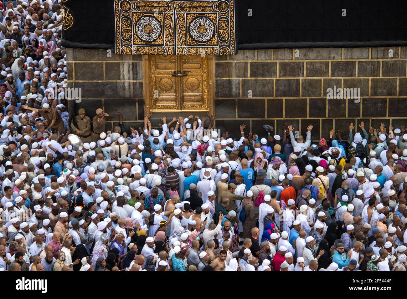 Heilige Kaaba. Die Tür der Kaaba - Multazam. Muslimische Pilger aus der ganzen Welt. Stockfoto