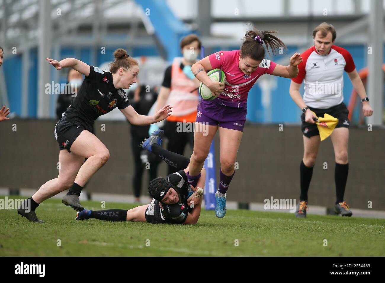 Exeter, Großbritannien. März 2021, 27th. Daleaka Menin (#3 Loughborough Lightning) wurde während des Allianz Premier 15s Spiels zwischen Exeter Chiefs und Loughborough Lightning im Sandy Park in Exeter, England angegangen.Quelle: SPP Sport Pressefoto. /Alamy Live Nachrichten Stockfoto