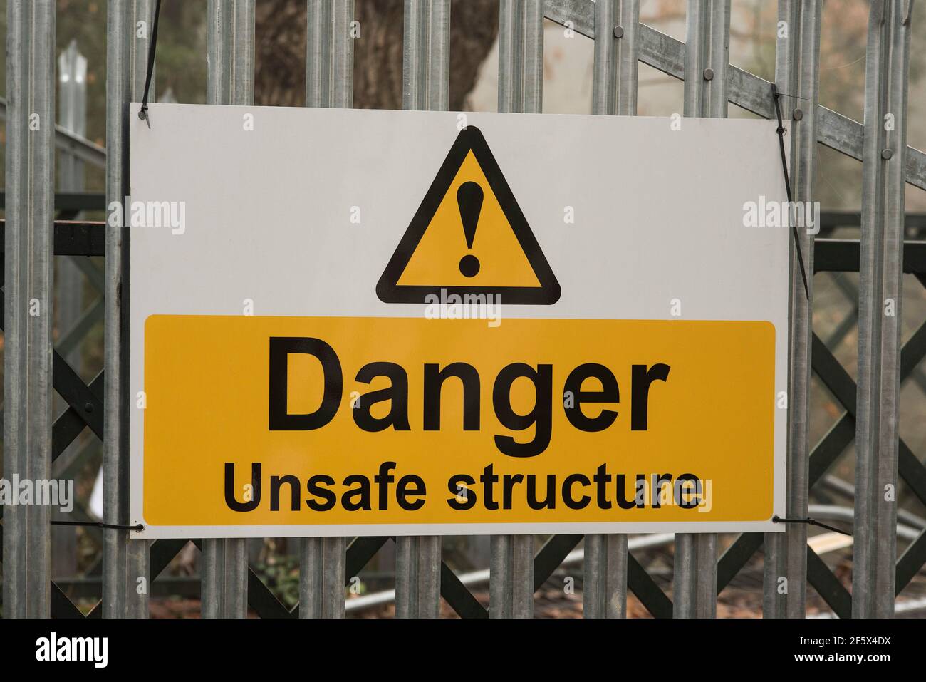Ein Warnschild an der Einzäunung um eine gefährliche Struktur. Stockfoto