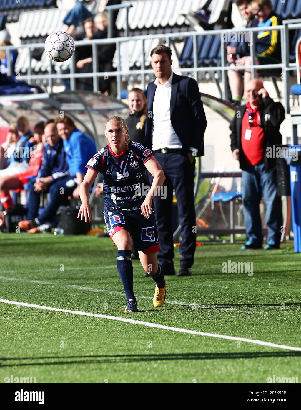 Jonna Andersson, Fußballverein Linköpings. Kim Björkegren, Coach im Hintergrund. Stockfoto