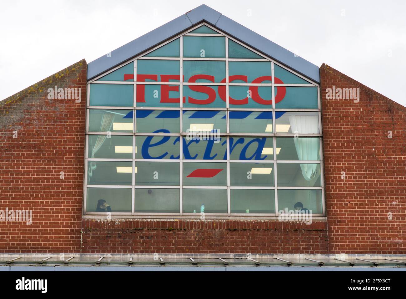 Personalzimmer mit Glasfenstern im tesco extra Store, Greater London Stockfoto