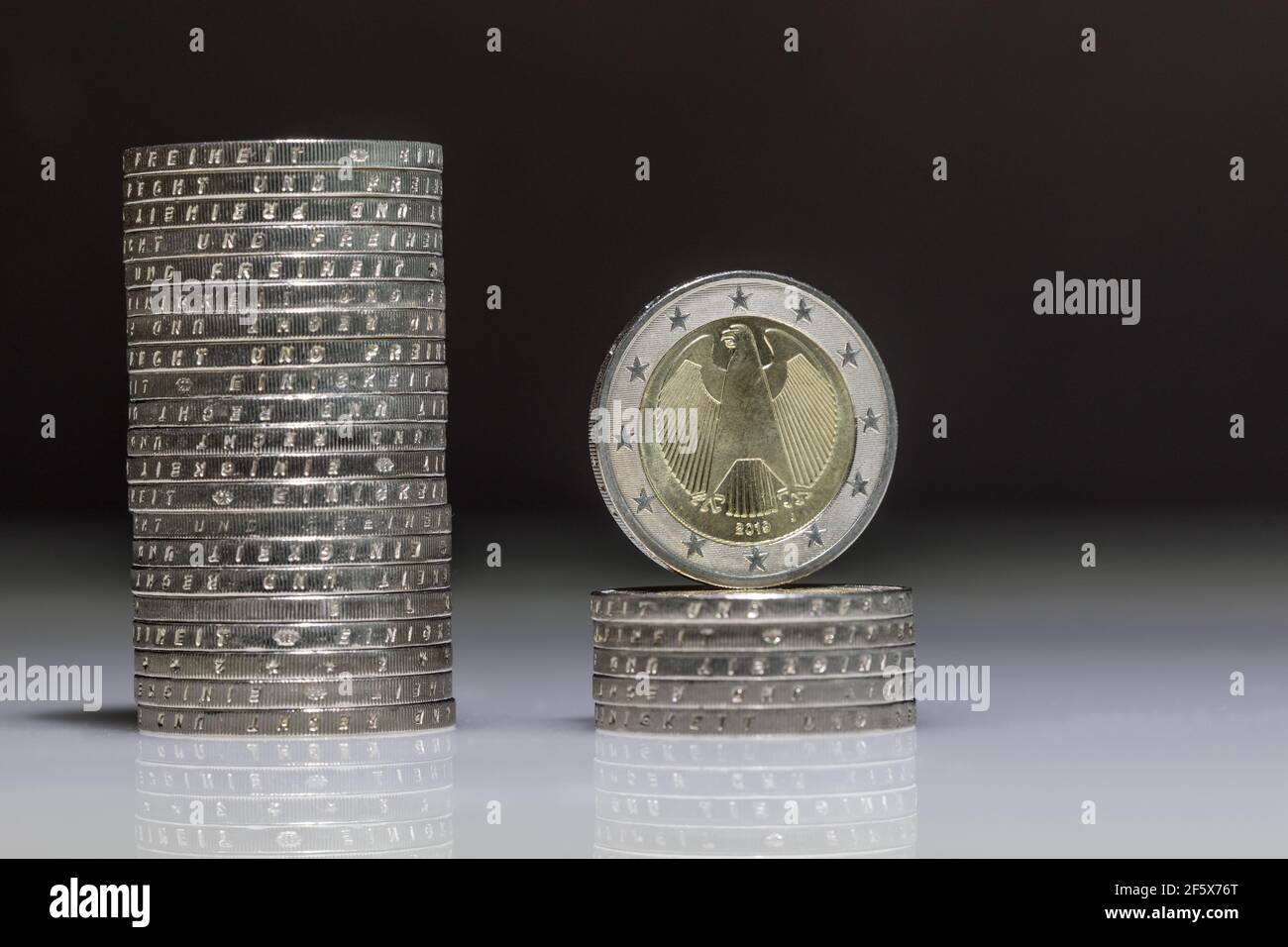 euro-Münze auf einem Stapel Stockfoto
