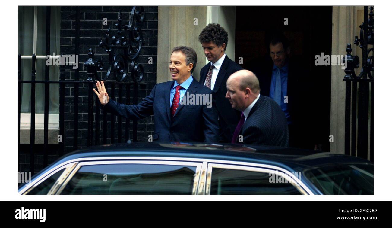 Tony Blair verlässt Downing Street für Irland, seinen ersten Ausflug seitdem In Hamersmith Krankenhaus am sonntag gehetzt 19/10/2003.pic David Sandison 21/10/2003 Stockfoto