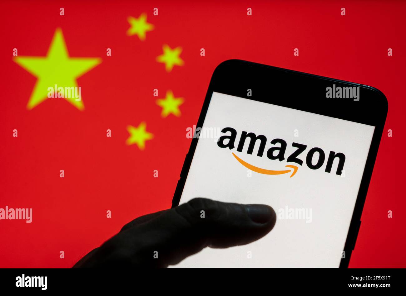 In diesem Foto Illustration der amerikanischen elektronischen Handel und  Cloud-Computing-Unternehmen Amazon Logo auf einem Android-Mobilgerät mit  Volksrepublik China Flagge im Hintergrund gesehen. (Foto von Budrul Chukrut  / SOPA Images/Sipa USA ...
