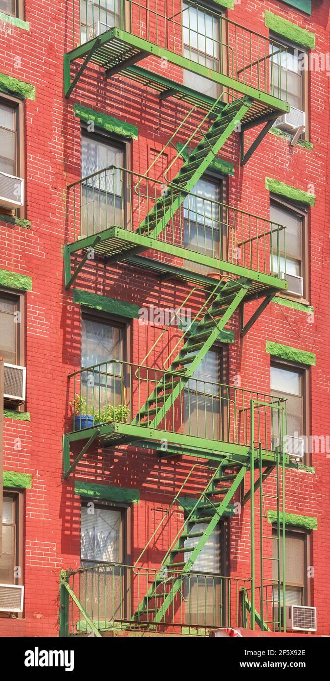 Altes rotes Backsteingebäude mit grünem eisernen Feuerschutzblech, New York City, USA. Stockfoto