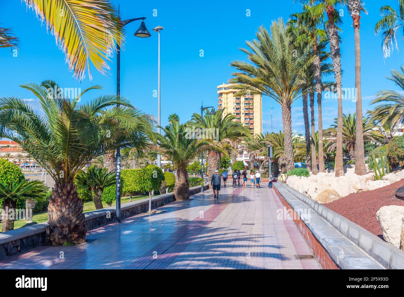Los Cristianos, Spanien, 13. Januar 2021: Strandpromenade in Los Cristianos, Teneriffa, Kanarische Inseln, Spanien. Stockfoto