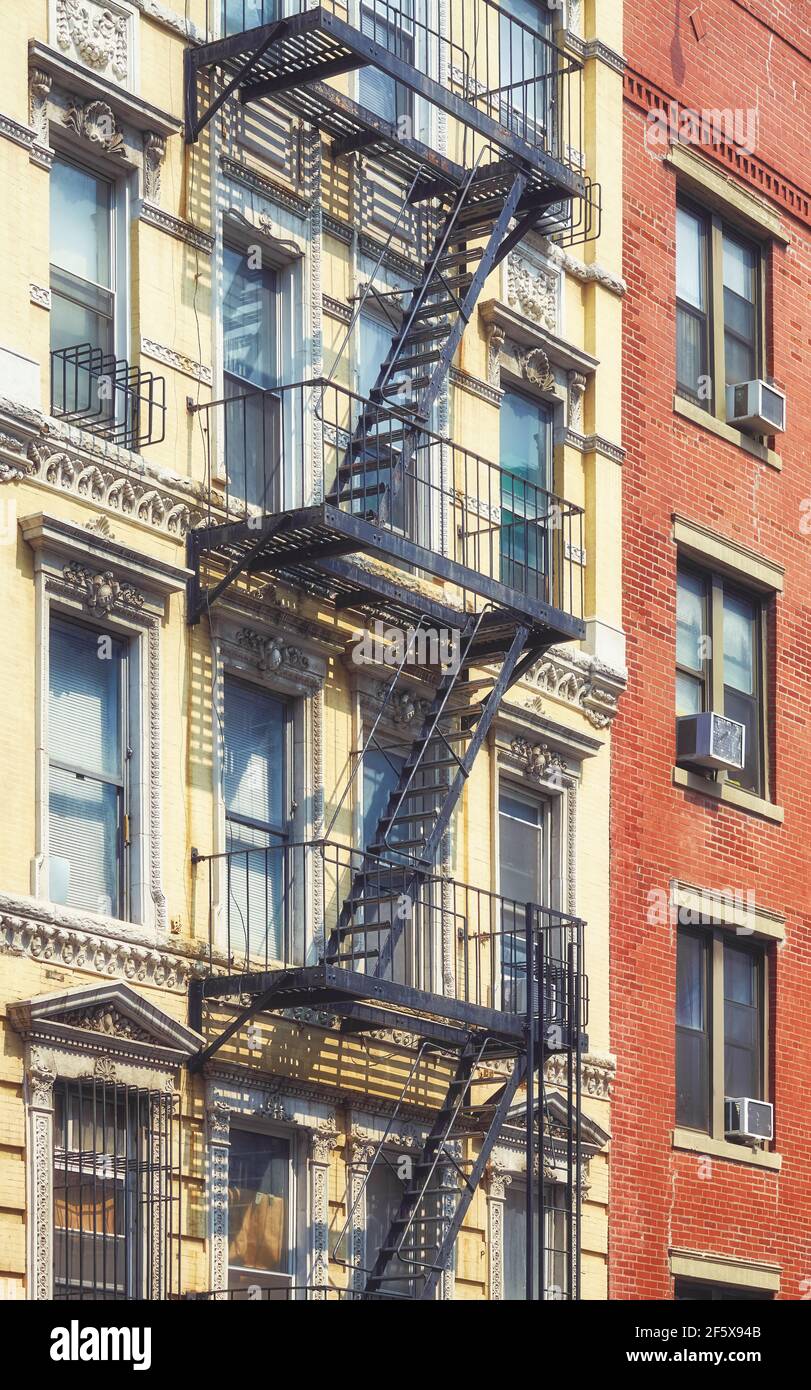 Altes Gebäude mit eiserner Feuerschutzflucht, New York City, USA. Stockfoto