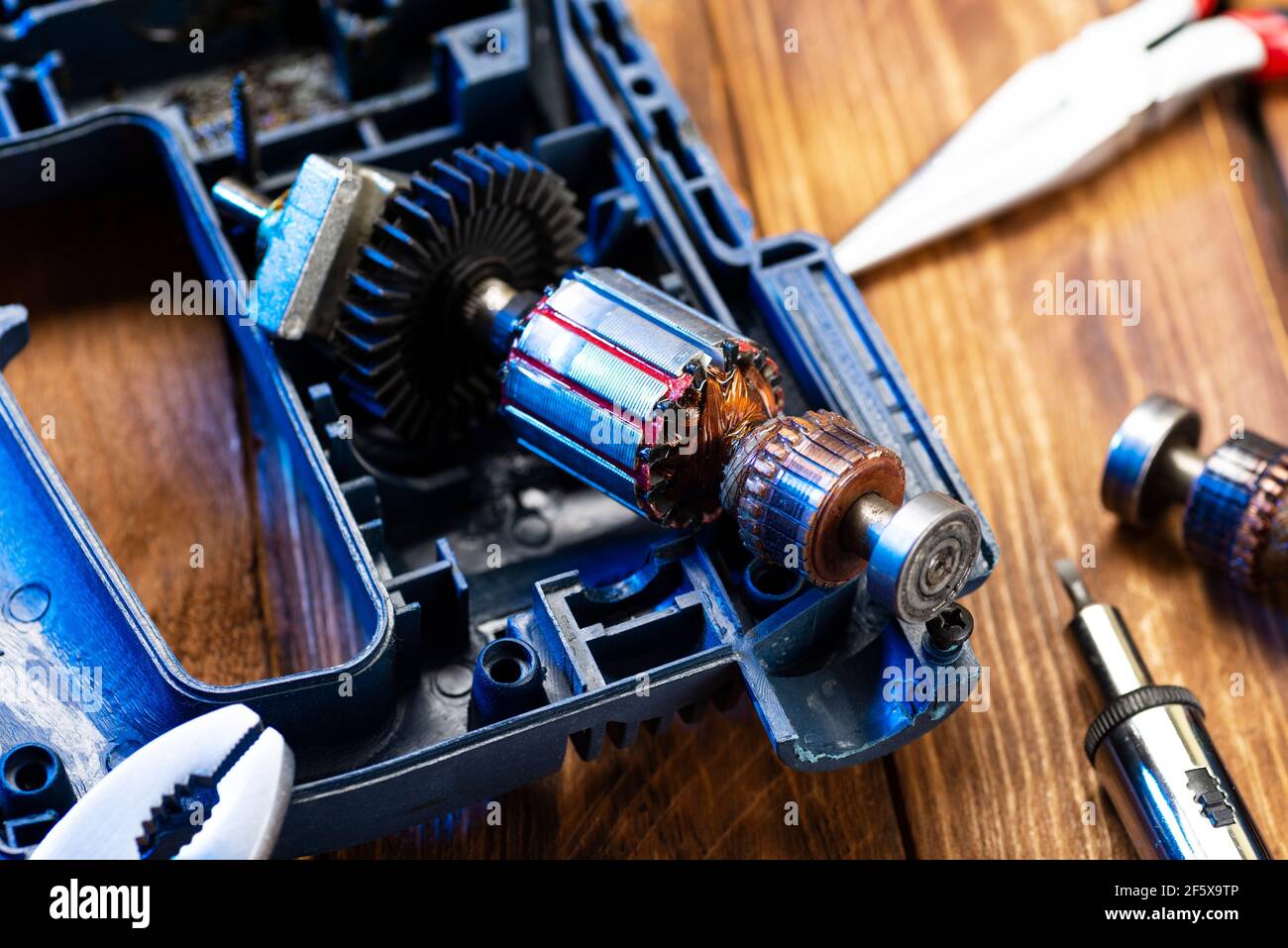Reparatur von Elektrowerkzeugen. Details zu Elektrogeräten und  Reparaturwerkzeugen auf einem Holztisch in einer Werkstatt Stockfotografie  - Alamy