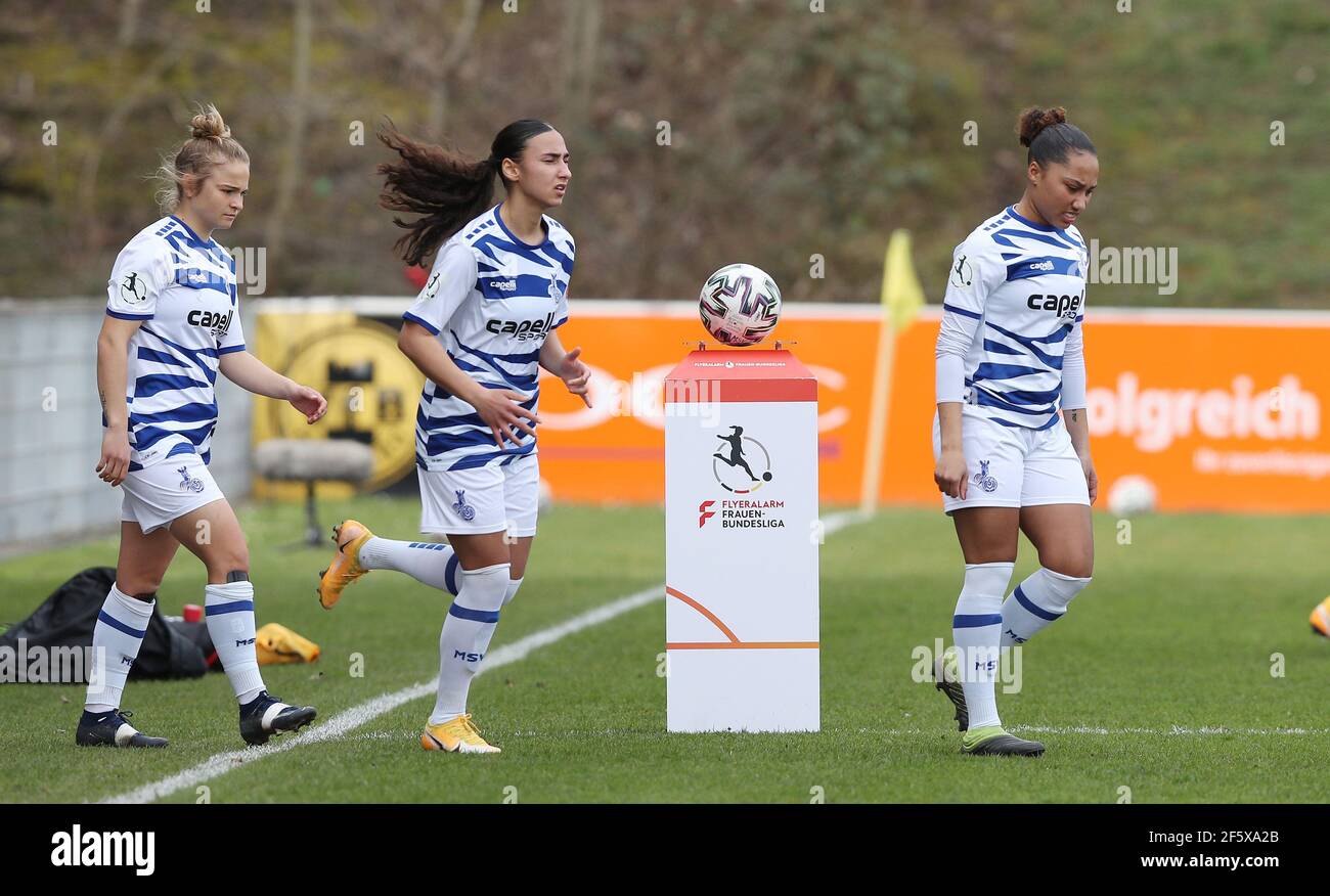 Duisburg, Deutschland. 28th Mär, 2021. firo: 28.03.2021 Fußball: Fußball: 1.Bundesliga Flyer Alarm Frauen Bundesliga MSV Duisburg - FC Bayern München München München 0: 6 Eintrag, märz in, Spielball einrichten, einrichten, MSV Vanessa Furst, zur Nutzung weltweit Credit: dpa/Alamy Live News Stockfoto