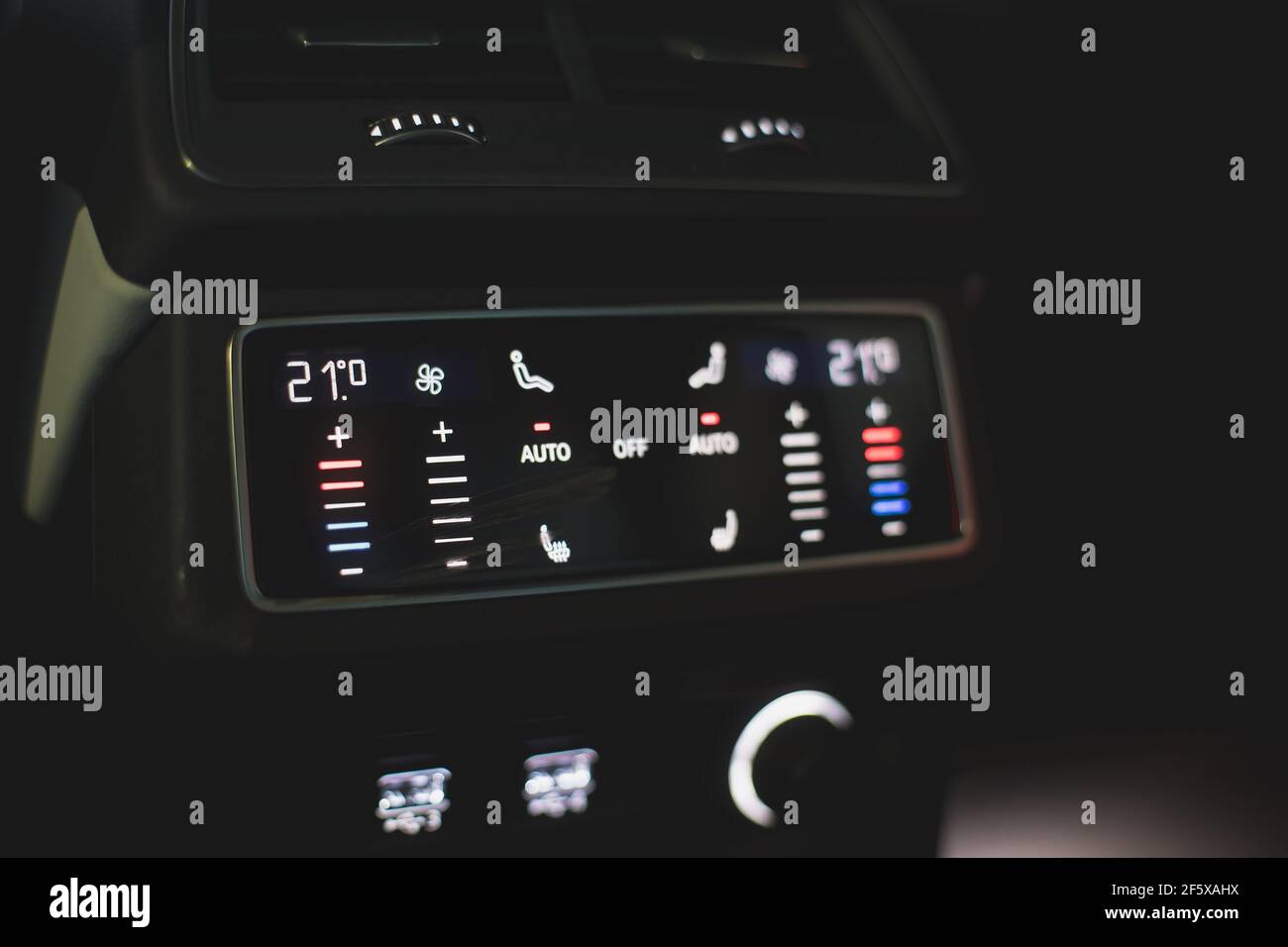 Moskau. Russland - 16. Januar 2020: Innenraum einer Premium-Limousine Audi A7 Sportback Ultra Nova GT 1 von 111. Schwarzes Leder und Klimaregelung hinten Stockfoto