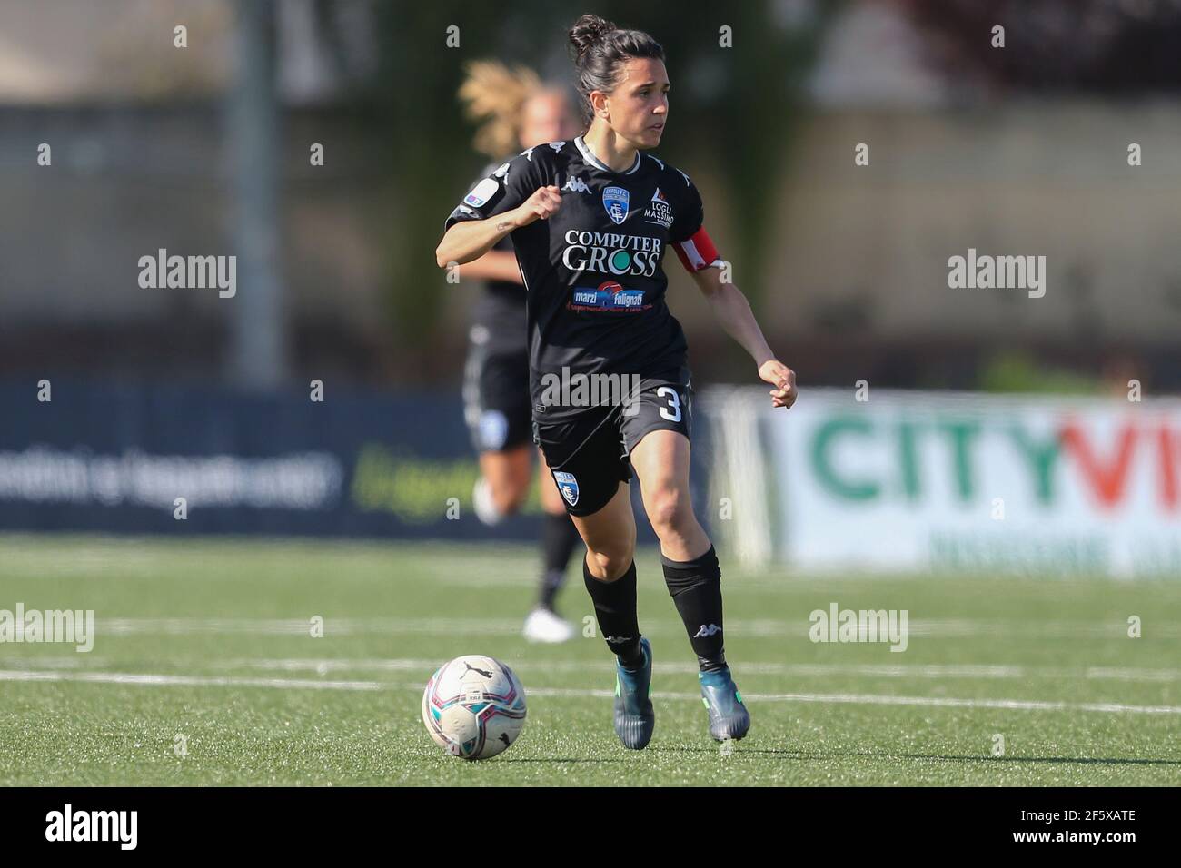 Empolis italienische Verteidigerin Lucia Di Guglielmo steuert den Ball während des Serie A Frauenfußballspiels zwischen Neapel und Empoli im Stadio Caduti di Brema, Napoli - Empoli Drawing 3-3 Stockfoto