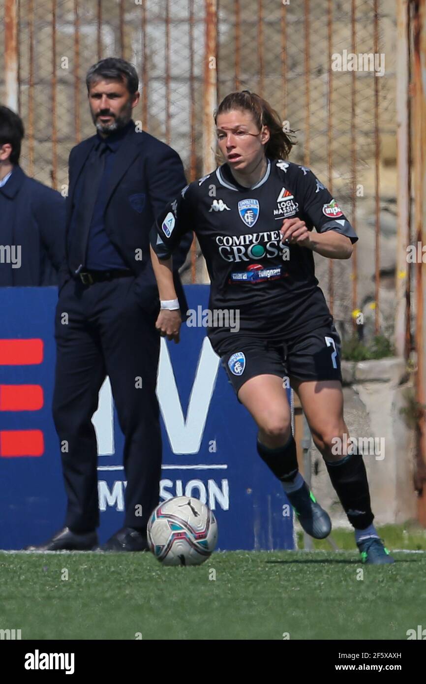 Die italienische Mittelfeldspielerin Cecilia Prugna von Empoli kontrolliert den Ball während des Frauenfußballspiels der Serie A zwischen Neapel und Empoli im Stadio Caduti di Brema, Napoli - Empoli Drawing 3-3 Stockfoto