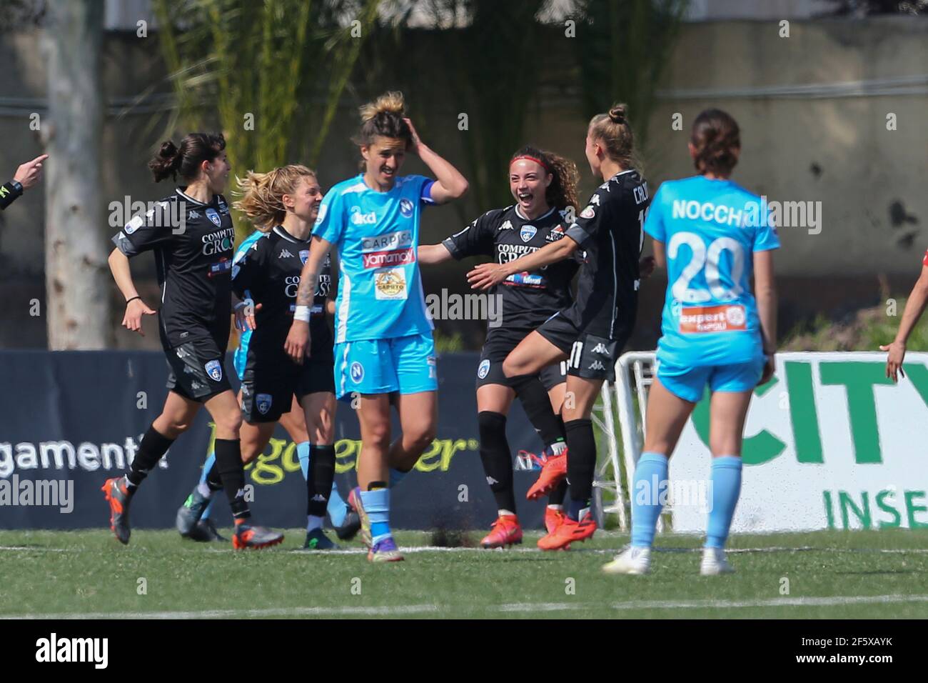 Empolis italienische Stürmerin Benedetta Glionna feiert nach einem Tor während des Serie A Frauenfußballspiels zwischen Neapel und Empoli im Stadio Caduti di Brema, Napoli - Empoli Drawing 3-3 Stockfoto